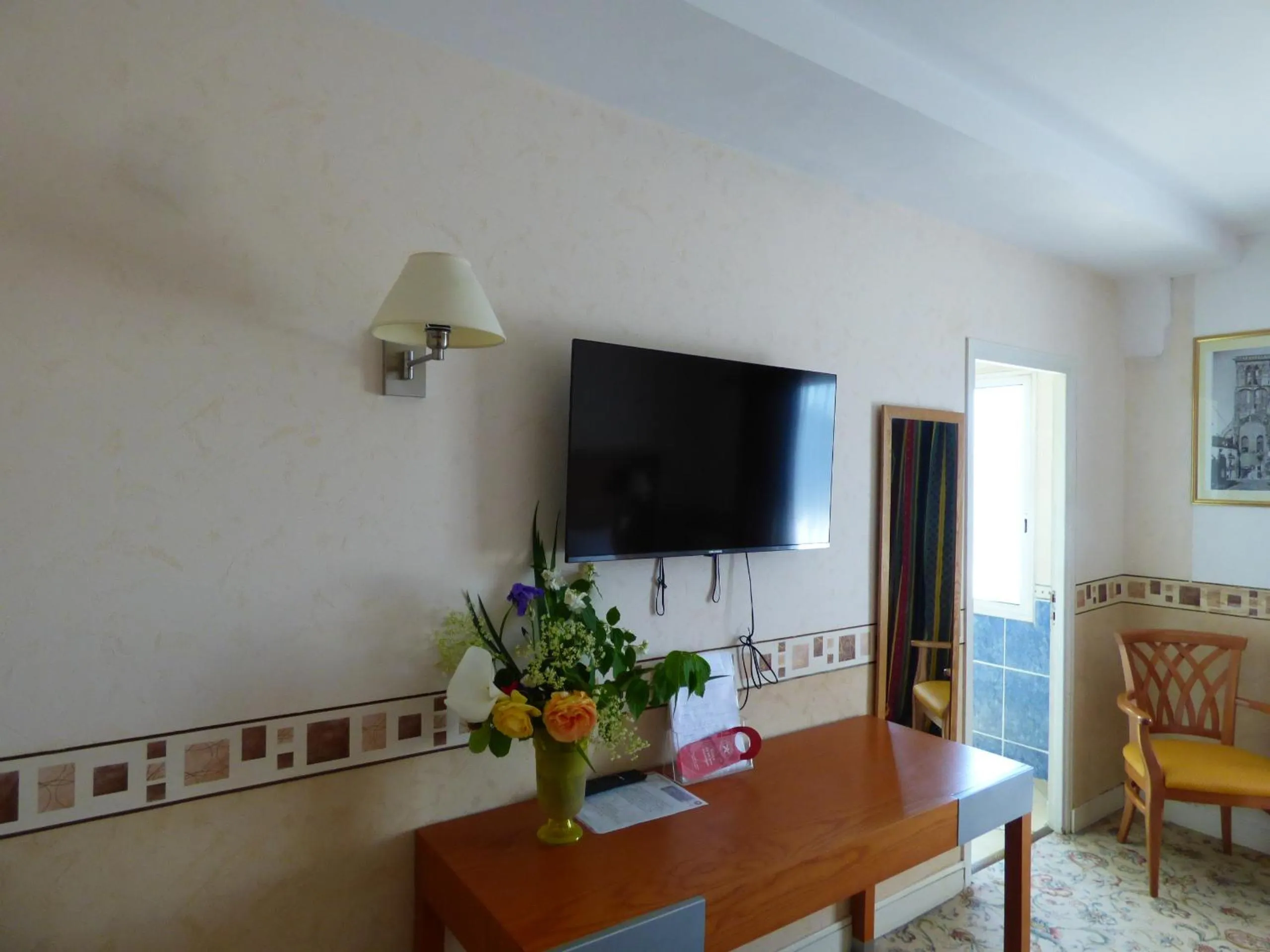 Seating area in Hôtel Restaurant Le Bellevue Montrichard 3 étoiles