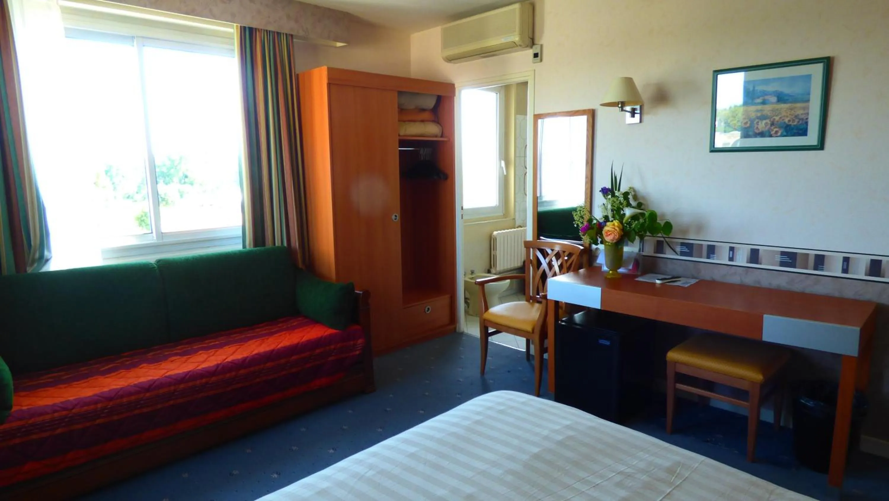 Photo of the whole room, Bed in Hôtel Restaurant Le Bellevue Montrichard 3 étoiles