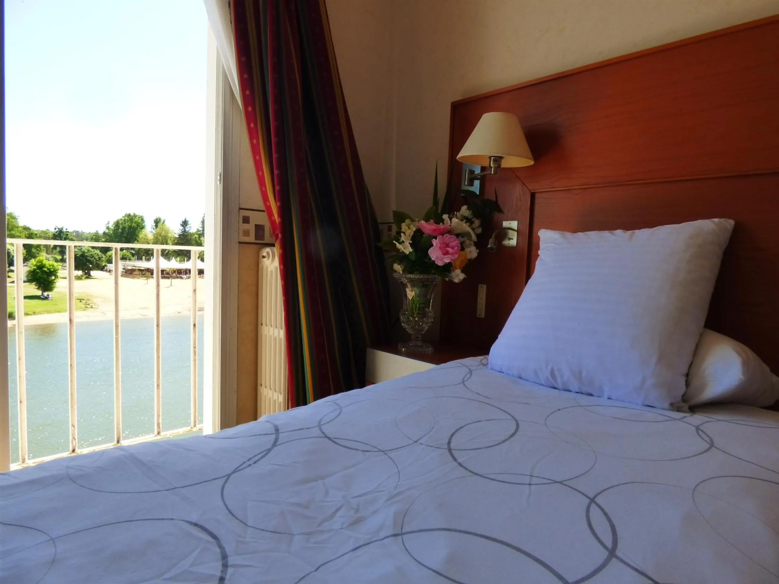 Bedroom, Bed in Hôtel Restaurant Le Bellevue Montrichard 3 étoiles