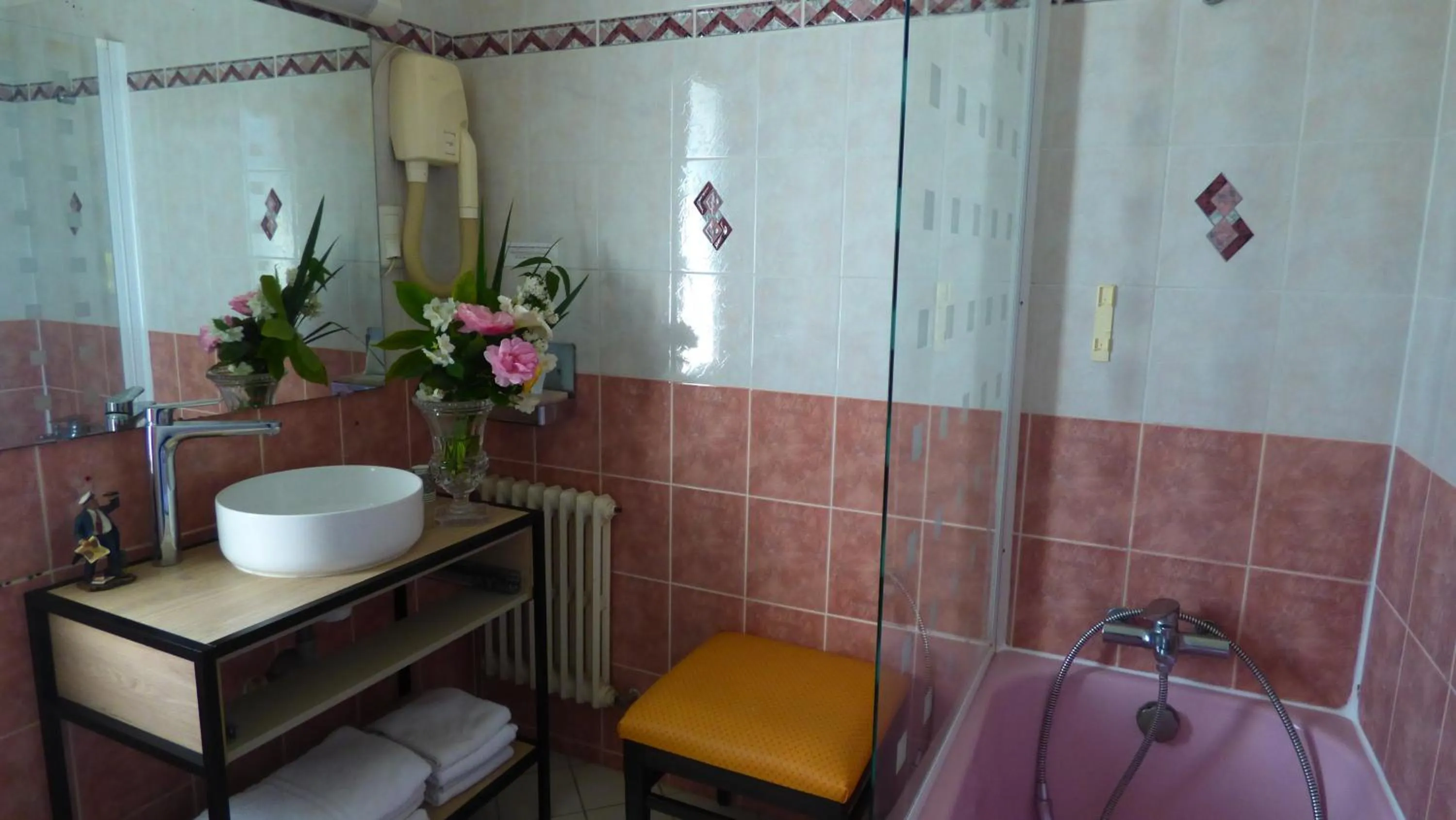 Bathroom in Hôtel Restaurant Le Bellevue Montrichard 3 étoiles