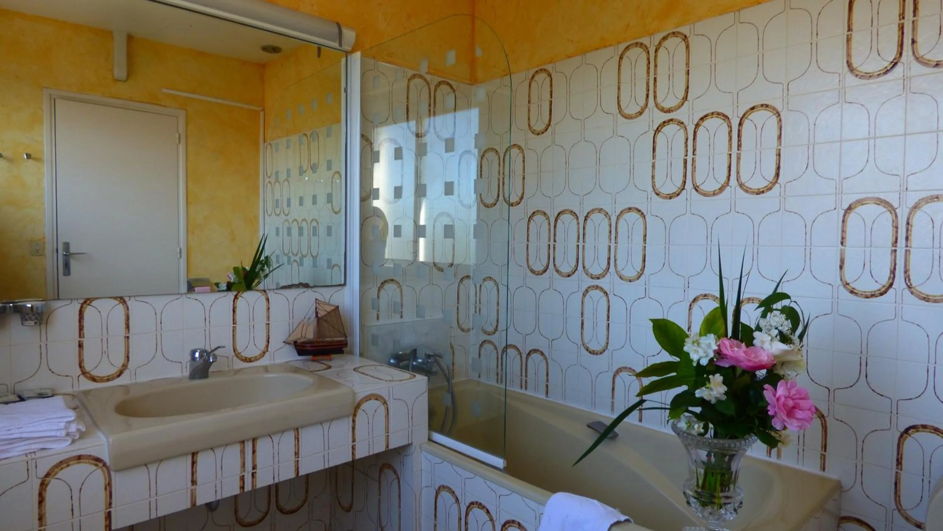 Bathroom in Hôtel Restaurant Le Bellevue Montrichard 3 étoiles