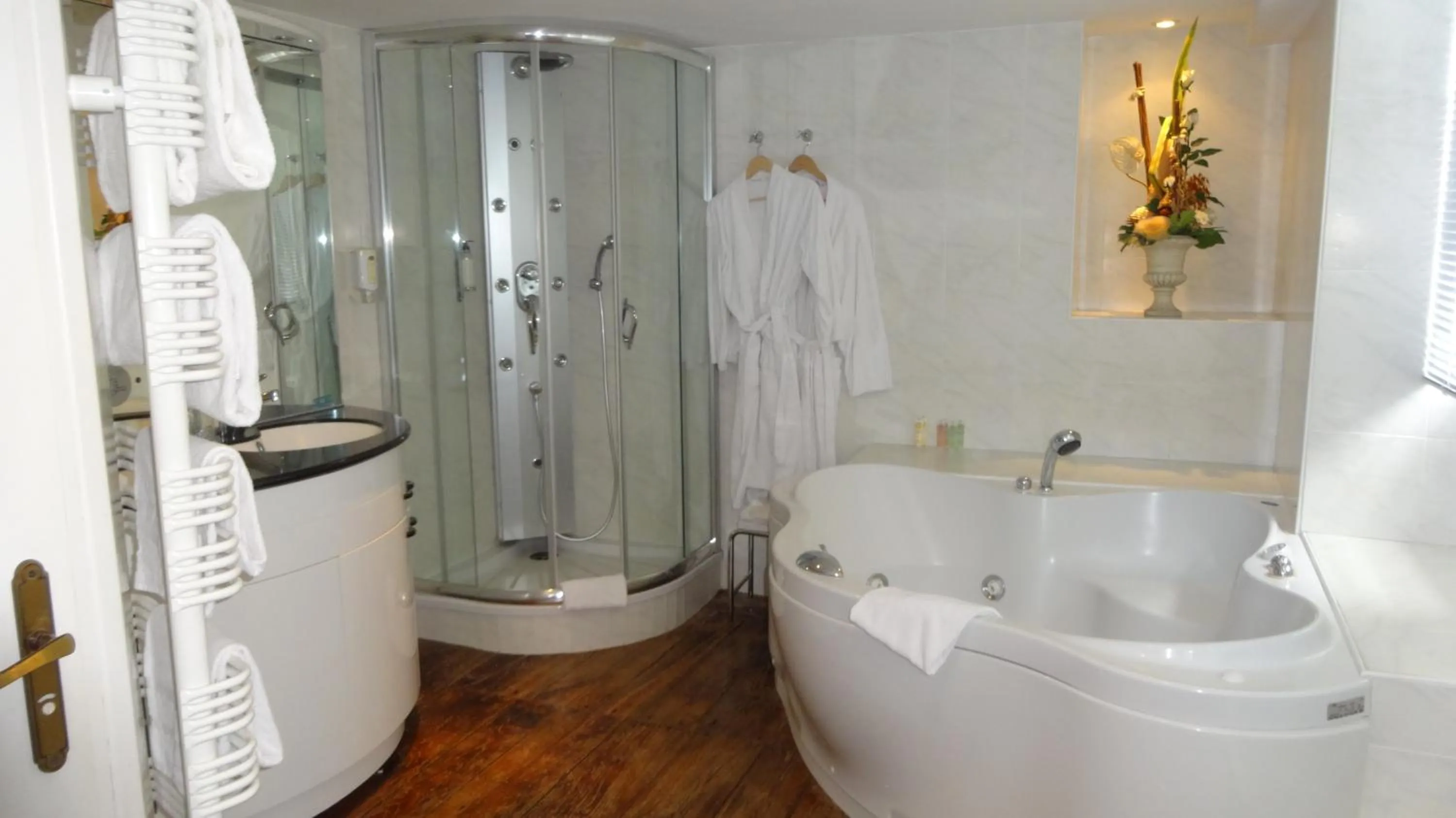 Bathroom in Best Western Hôtel Montgomery