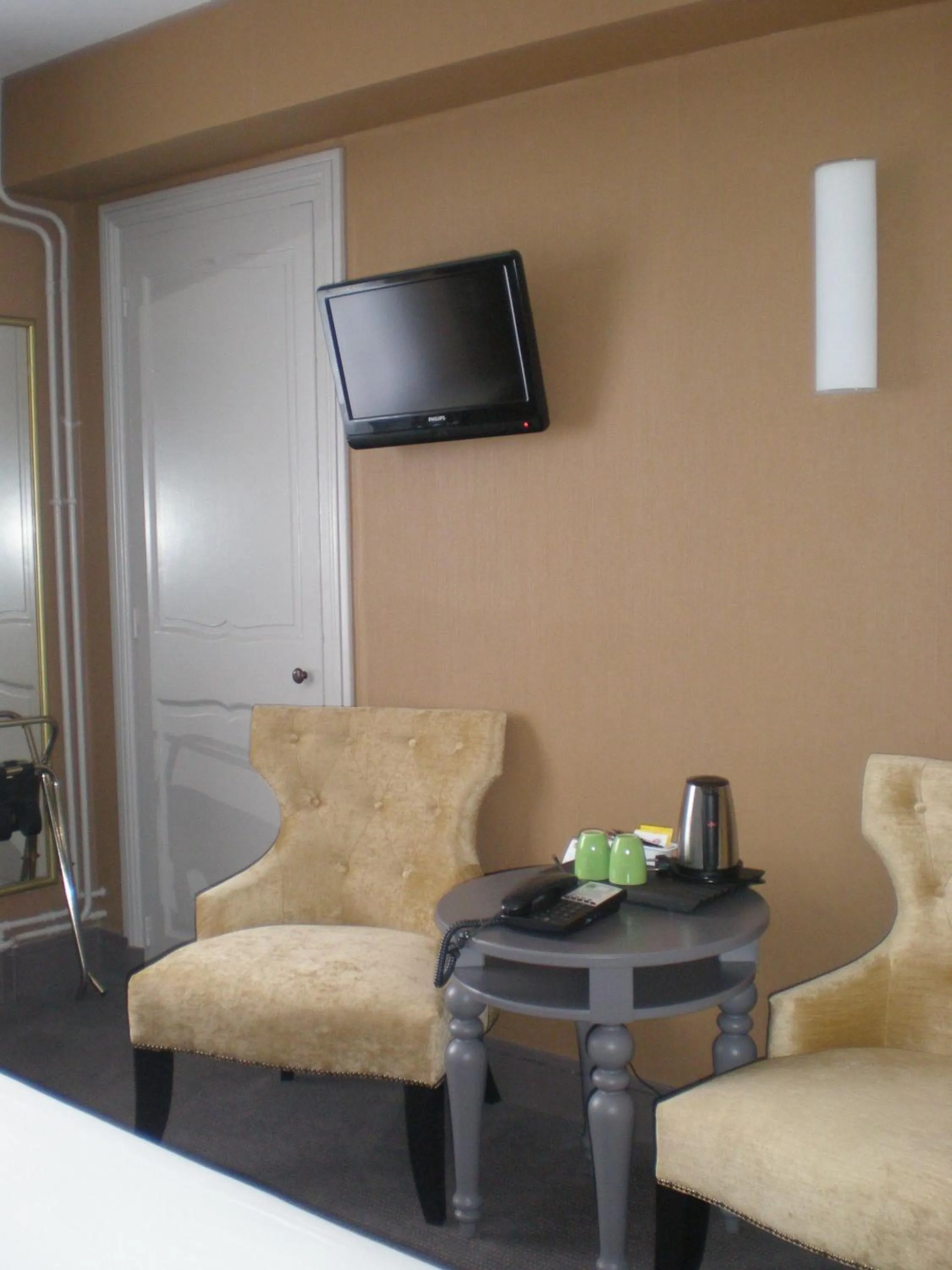 Seating area, Bed in Best Western Hôtel Montgomery