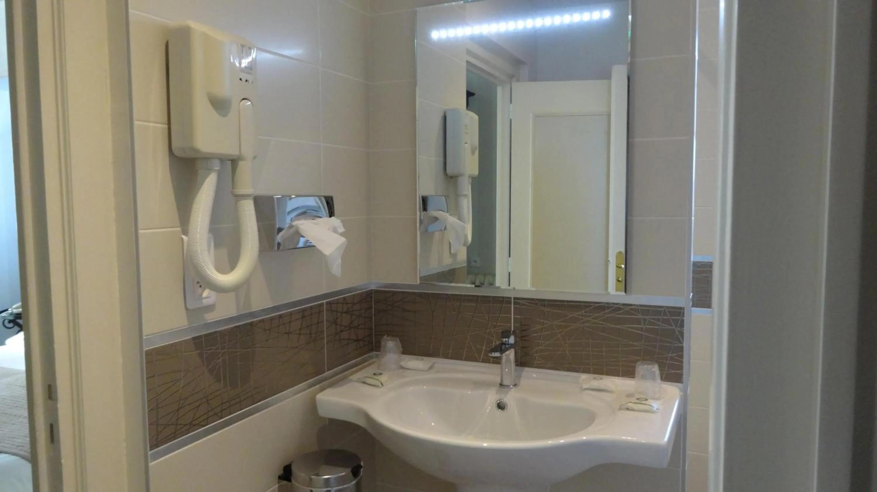 Bathroom in Best Western Hôtel Montgomery