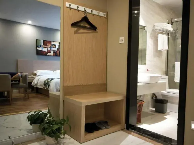 Bed in Shell Shanghai New International Expo Center Fanghua Road Metro Station Hotel Bed in Shell Shanghai New International Expo Center Fanghua Road Metro Station Hotel