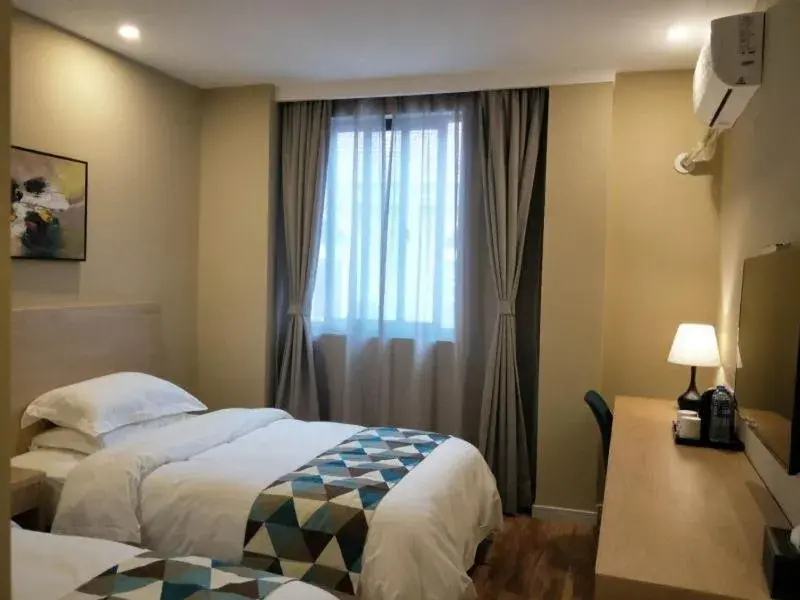 Bed in Shell Shanghai New International Expo Center Fanghua Road Metro Station Hotel Bed in Shell Shanghai New International Expo Center Fanghua Road Metro Station Hotel