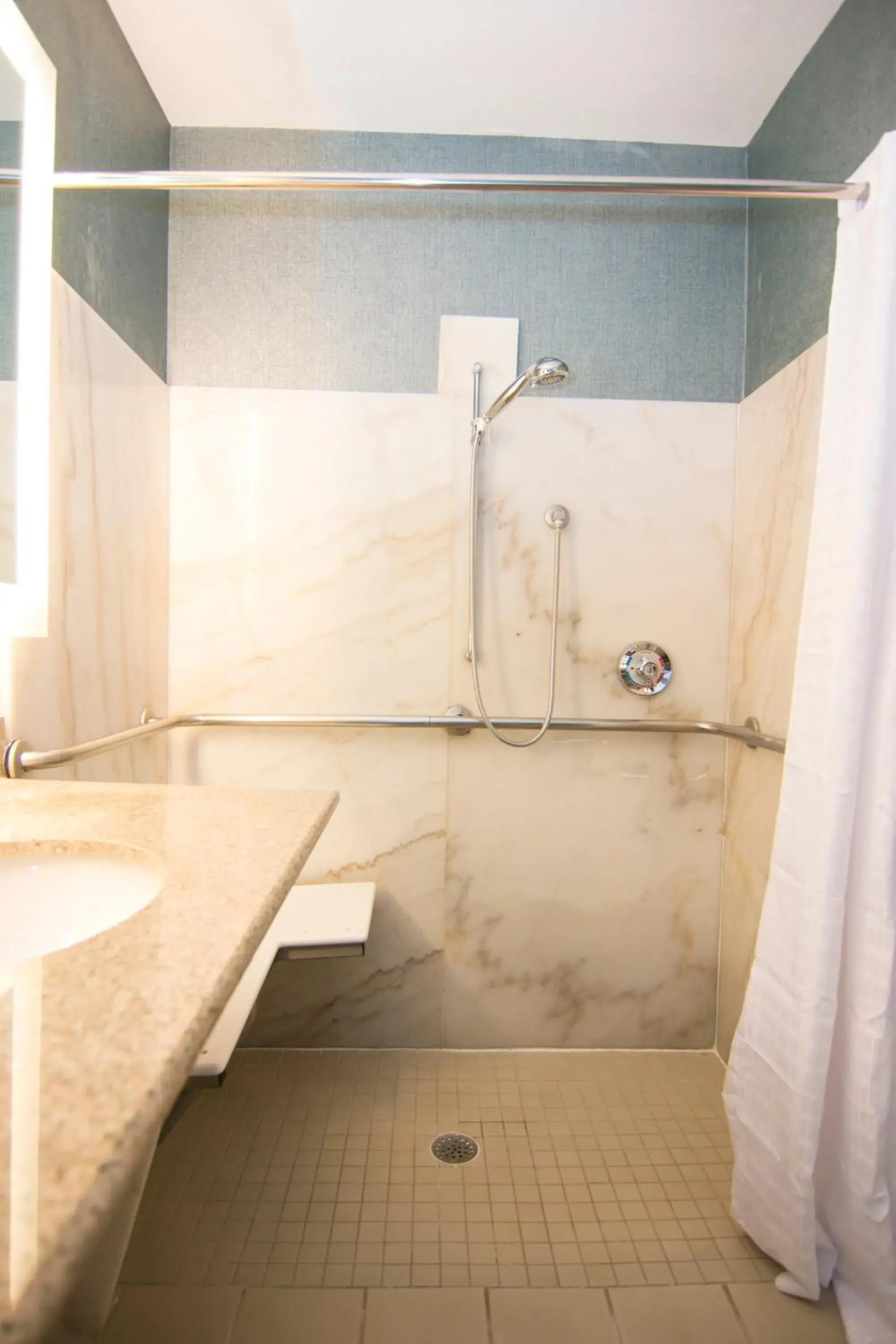 Queen Room with Two Queen Beds and Bath Tub - Mobility/Hearing Access - Non-Smoking in Wingate By Wyndham - Orlando International Airport- Free Hot Breakfast Queen Room with Two Queen Beds and Bath Tub - Mobility/Hearing Access - Non-Smoking in Wingate By Wyndham - Orlando International Airport- Free Hot Breakfast