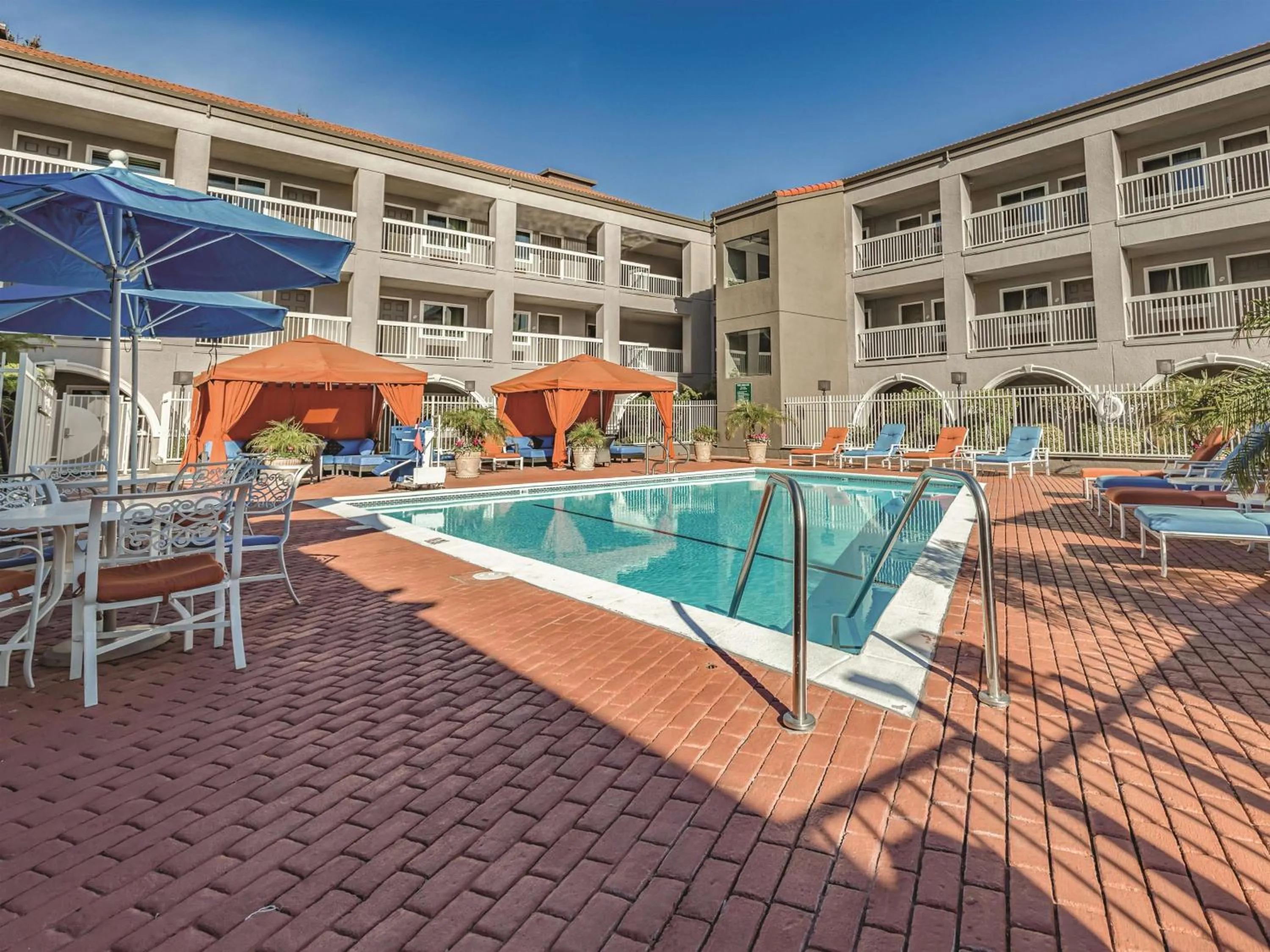Pool view in La Quinta by Wyndham San Francisco Airport West Millbrae FREE AIRPORT SHUTTLE