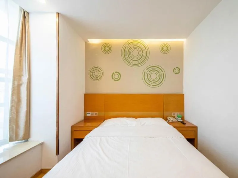 Bed in GreenTree Inn Yangzhou Railway Station Jinzhankou Business Hotel