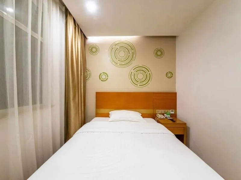 Bed in GreenTree Inn Yangzhou Railway Station Jinzhankou Business Hotel