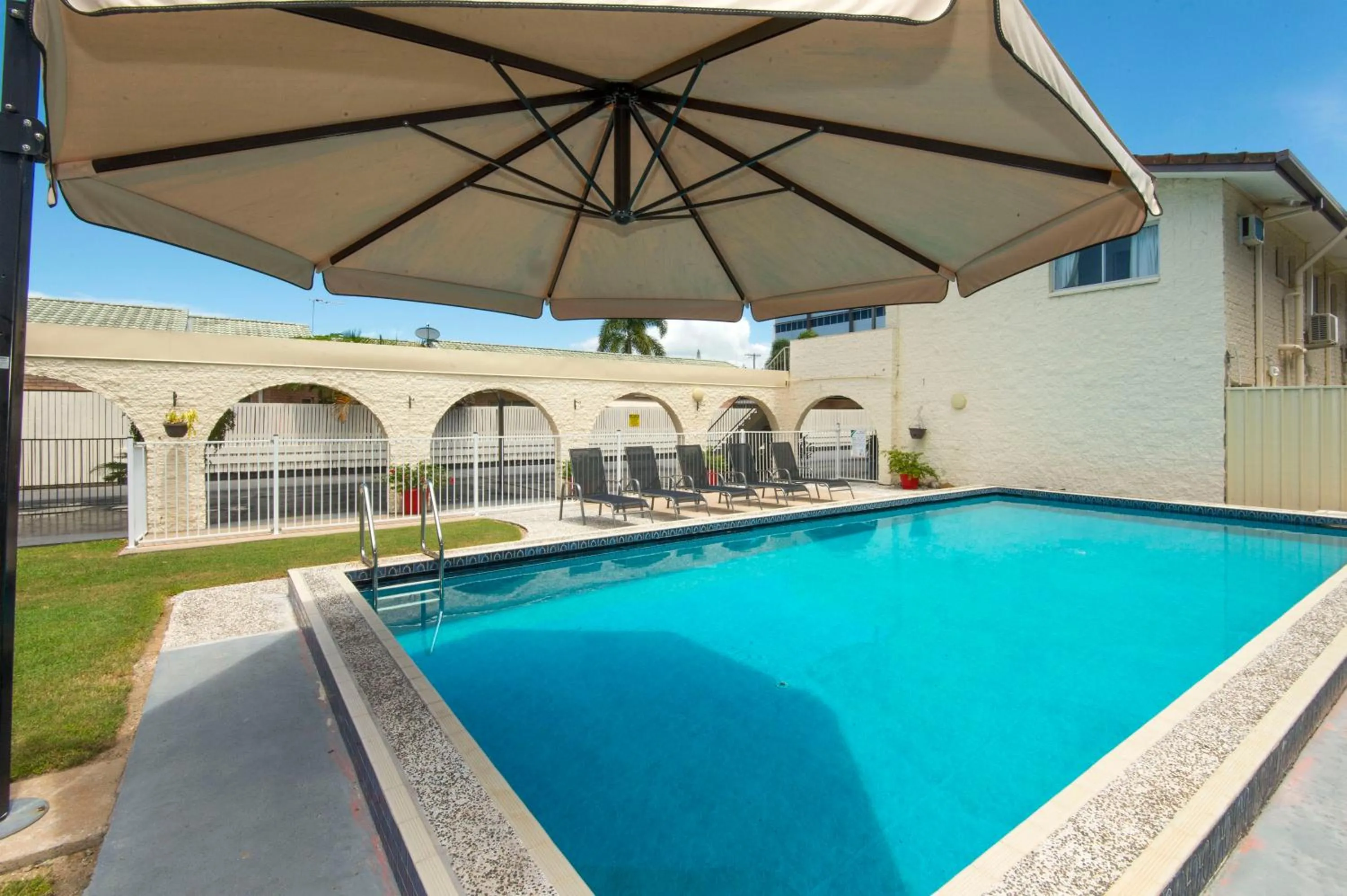 Swimming pool in Coral Sands Motel