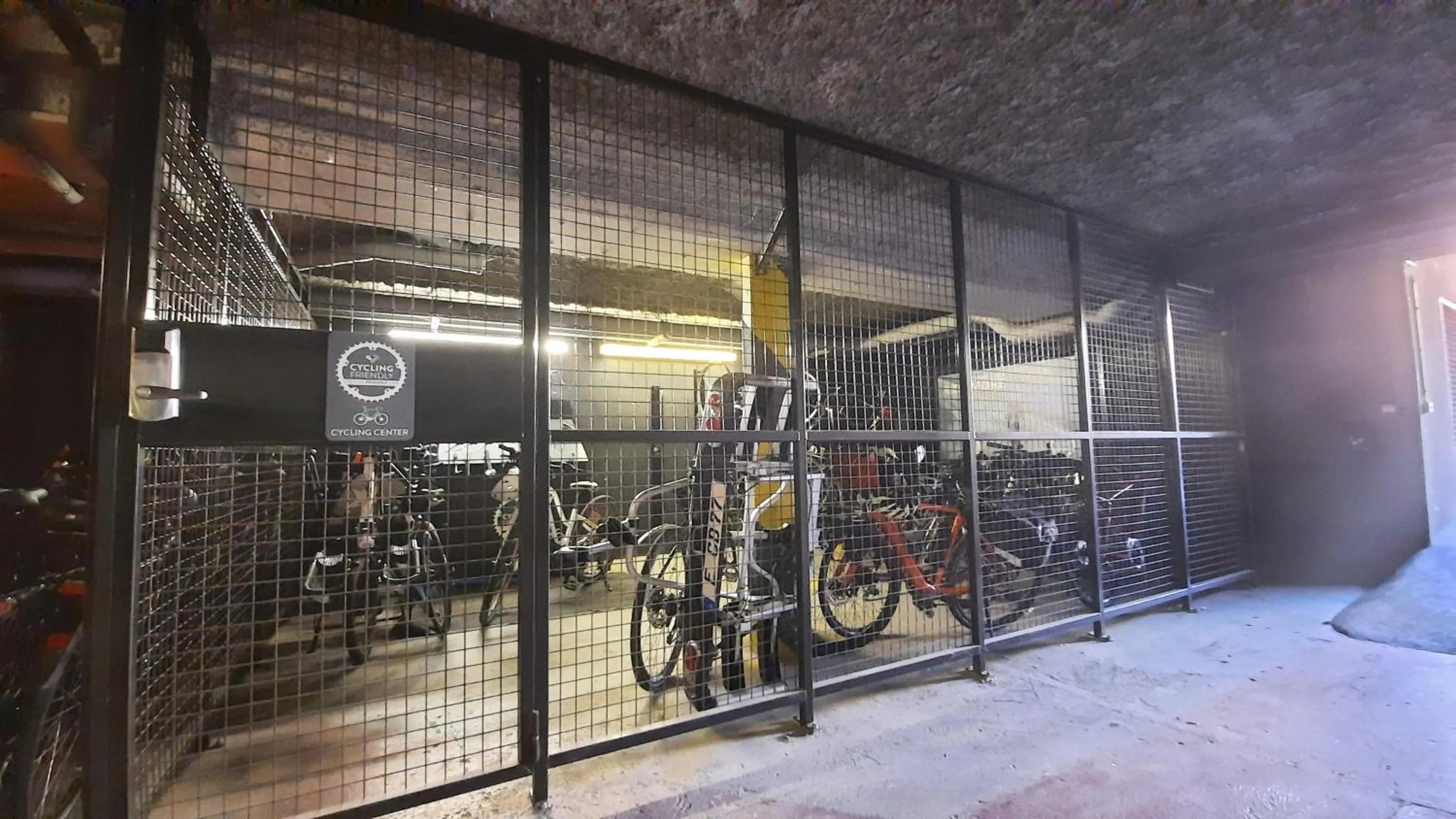 Cycling in Hôtel de Brienne