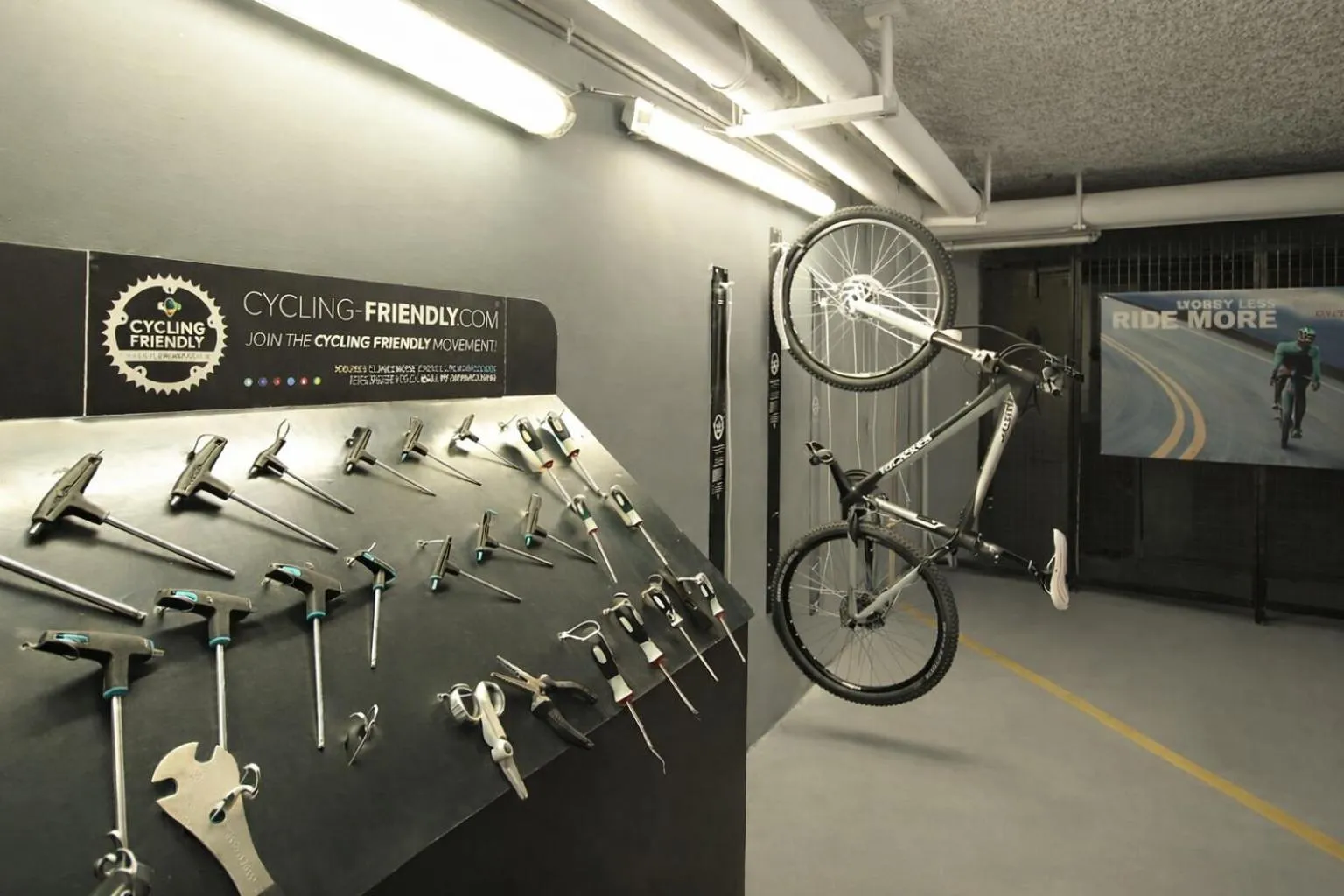 Cycling in Hôtel de Brienne