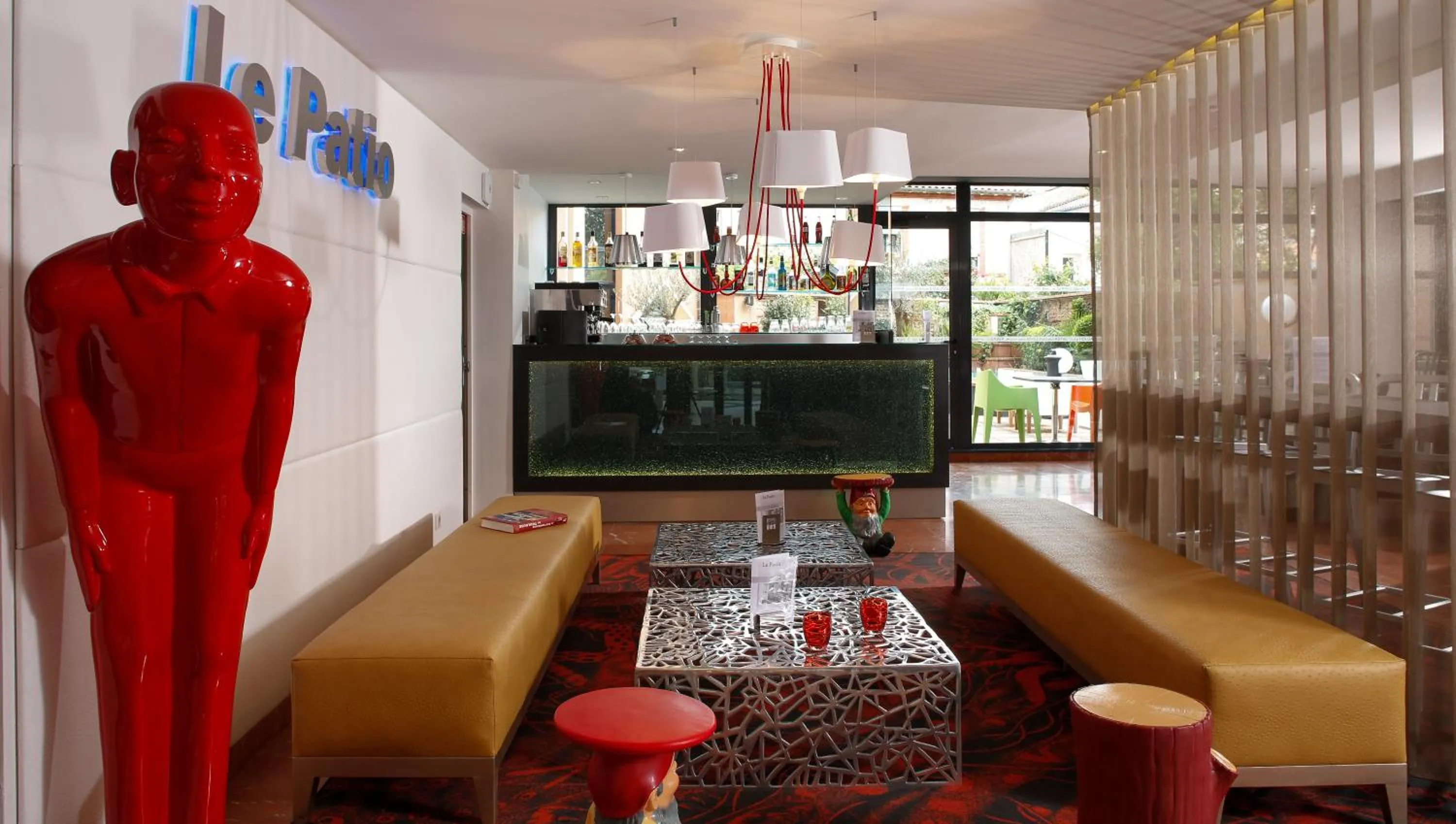 Communal lounge/ TV room in Hôtel de Brienne