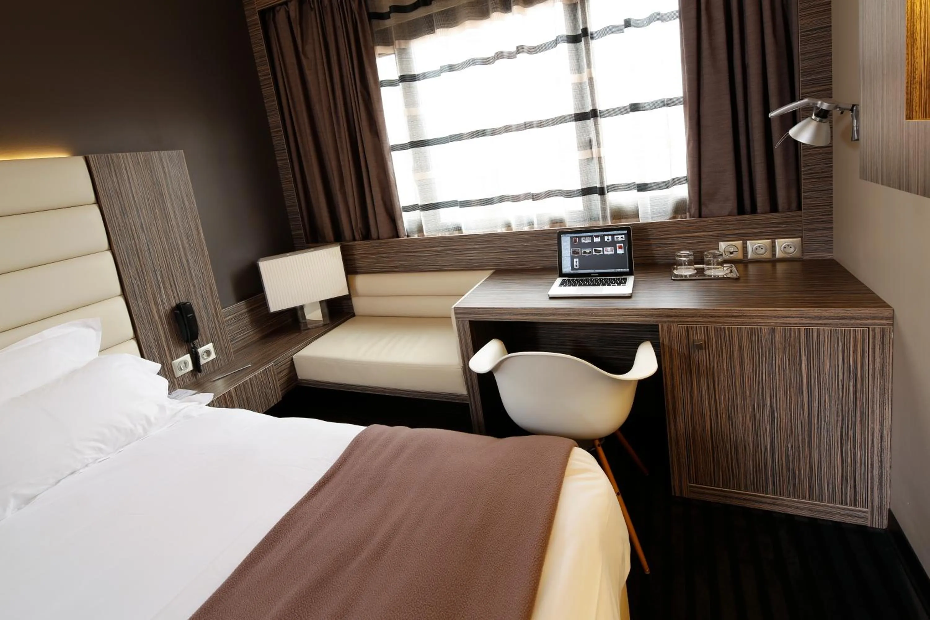 Photo of the whole room, Bed in Hôtel de Brienne