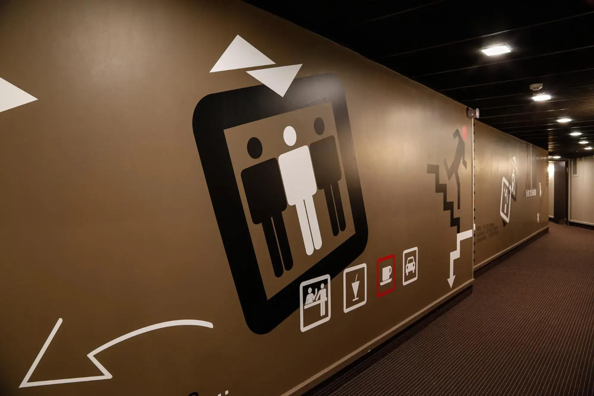 Property building in Hôtel de Brienne Property building in Hôtel de Brienne