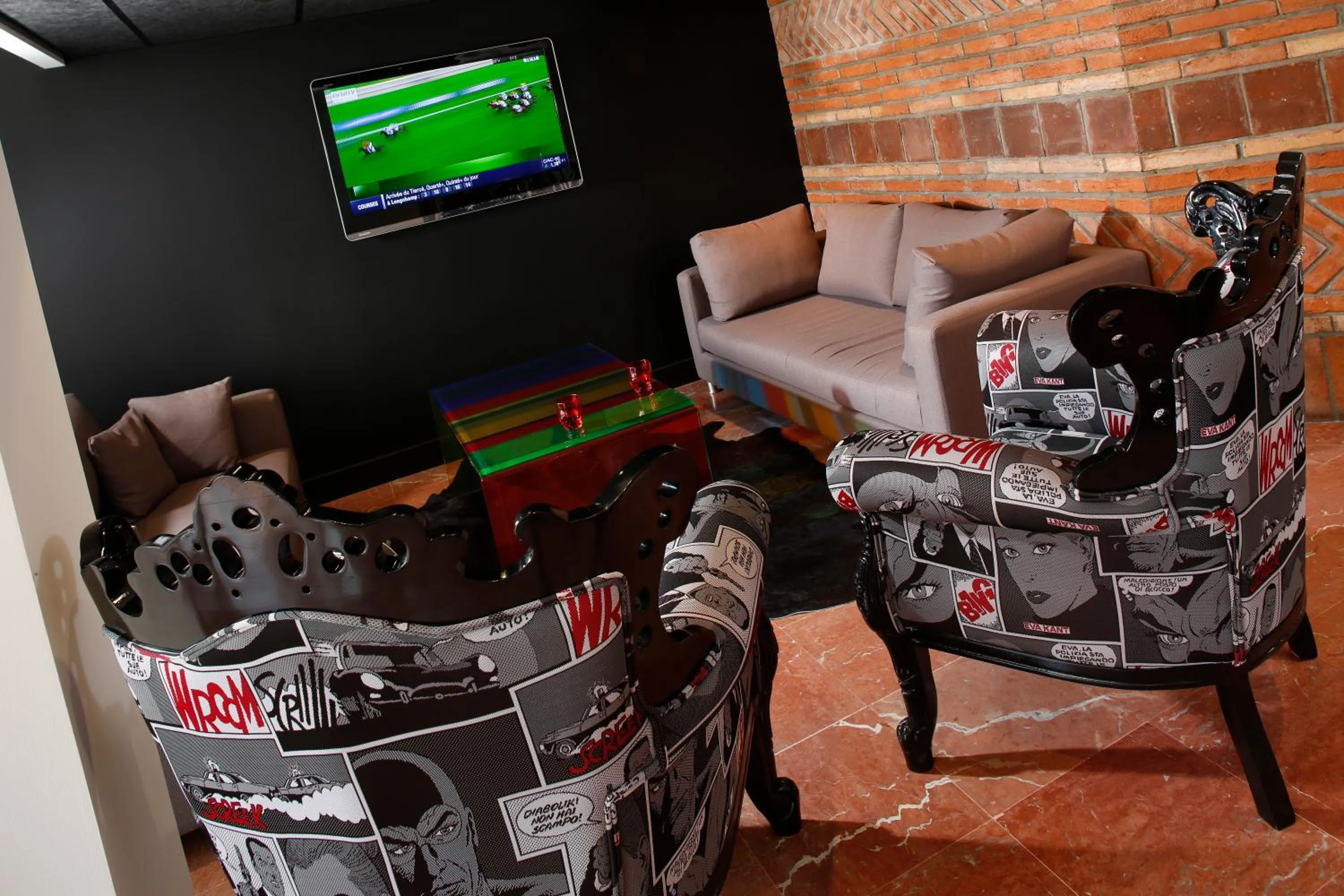 Communal lounge/ TV room in Hôtel de Brienne