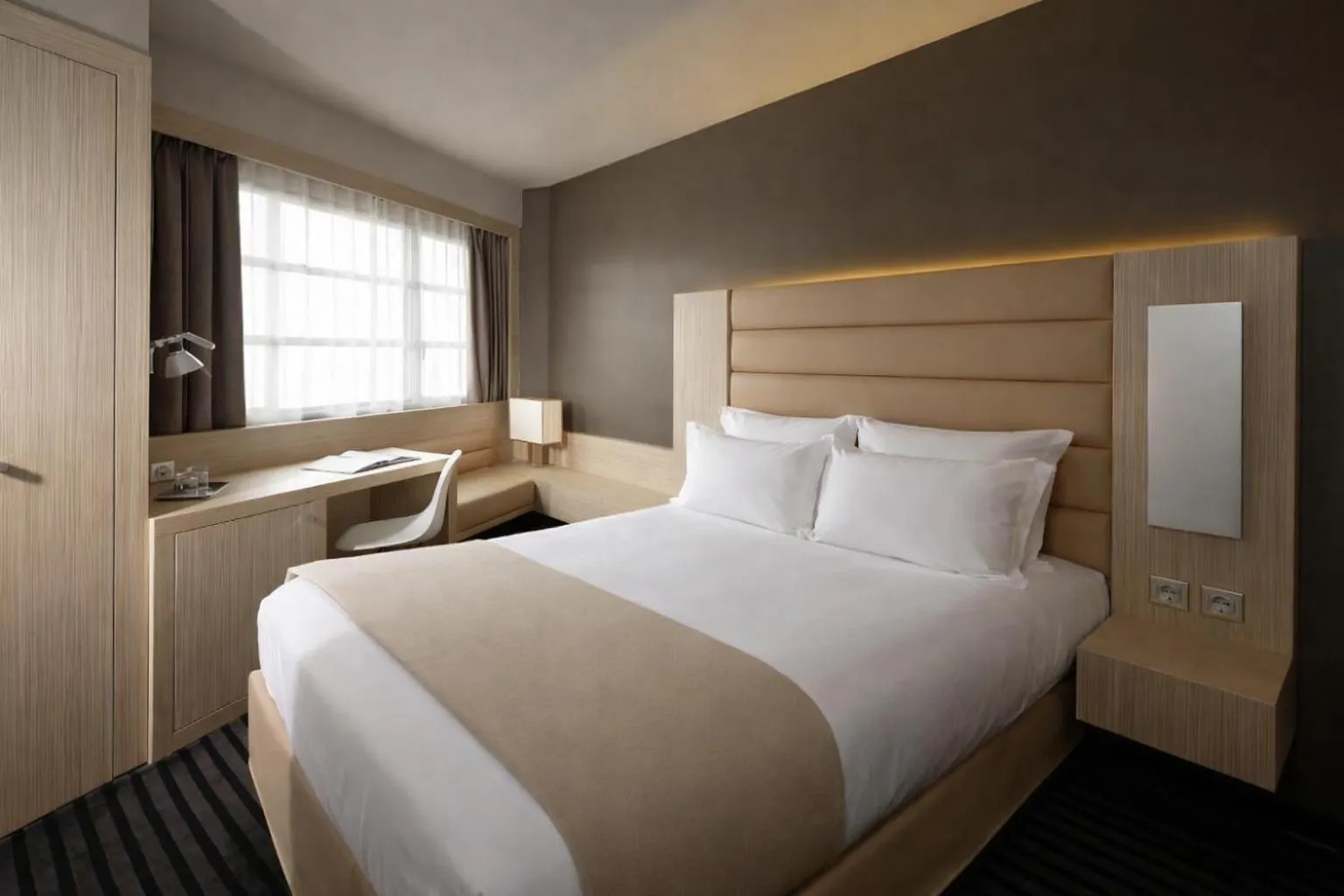 Photo of the whole room, Bed in Hôtel de Brienne