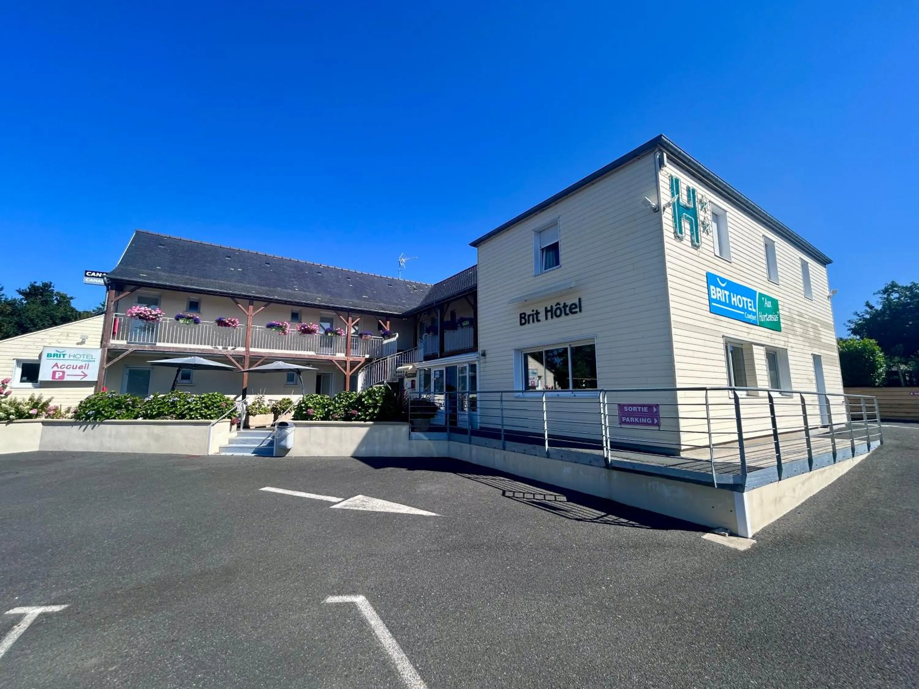 Property building in BRIT HOTEL Lannion-Perros Guirec