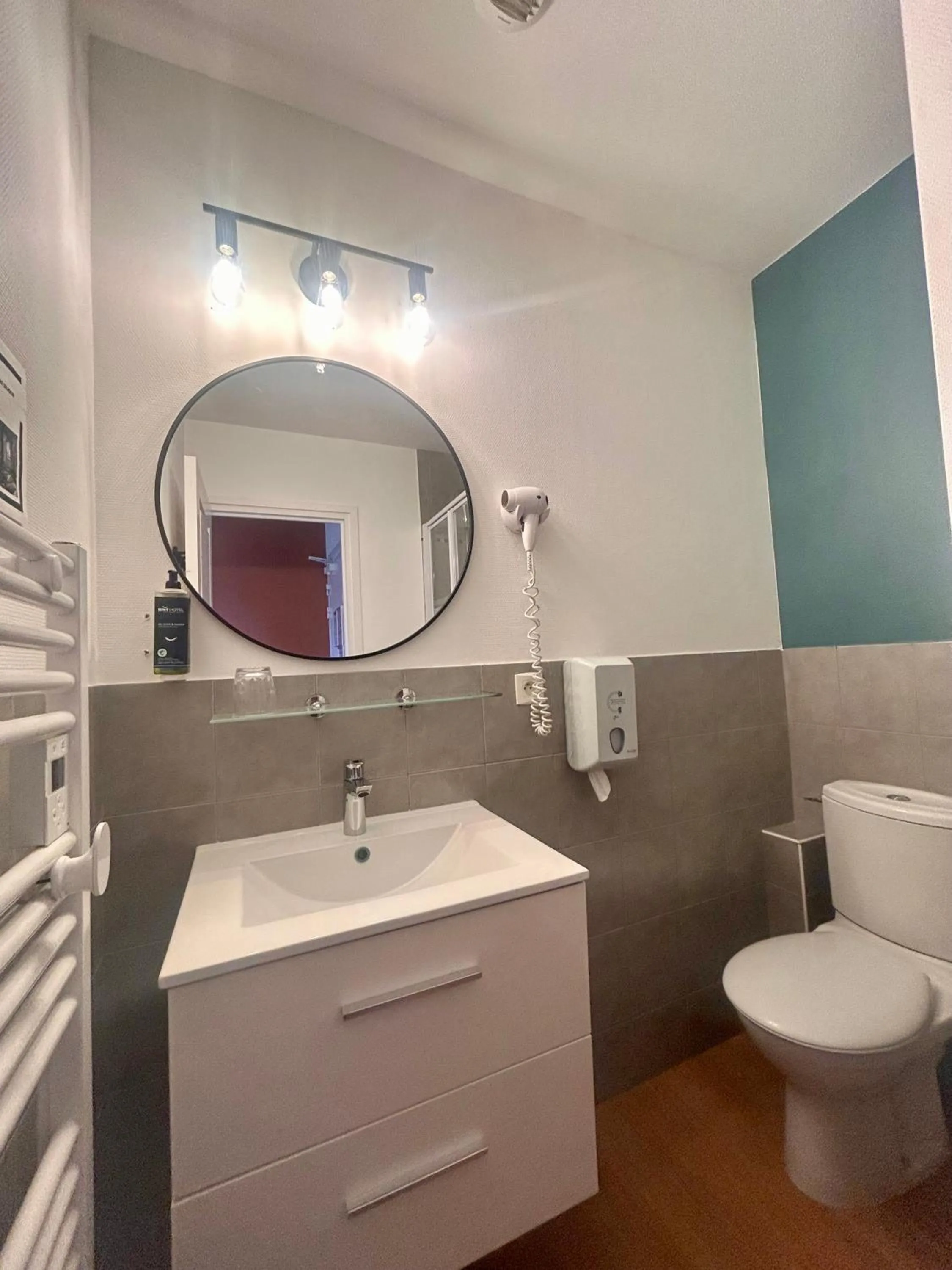 Bathroom in BRIT HOTEL Lannion Perros-Guirec