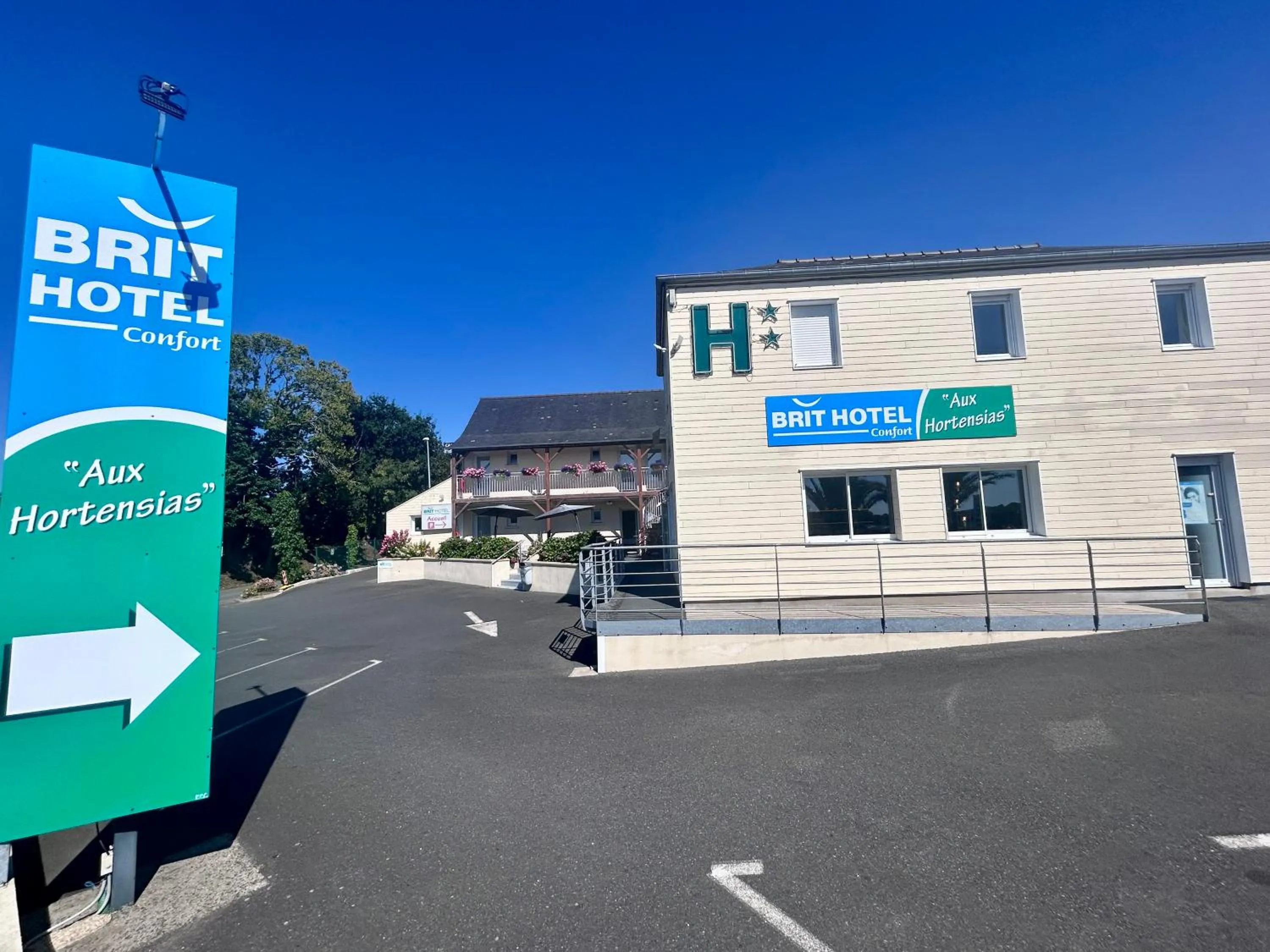 Property building in BRIT HOTEL Lannion-Perros Guirec