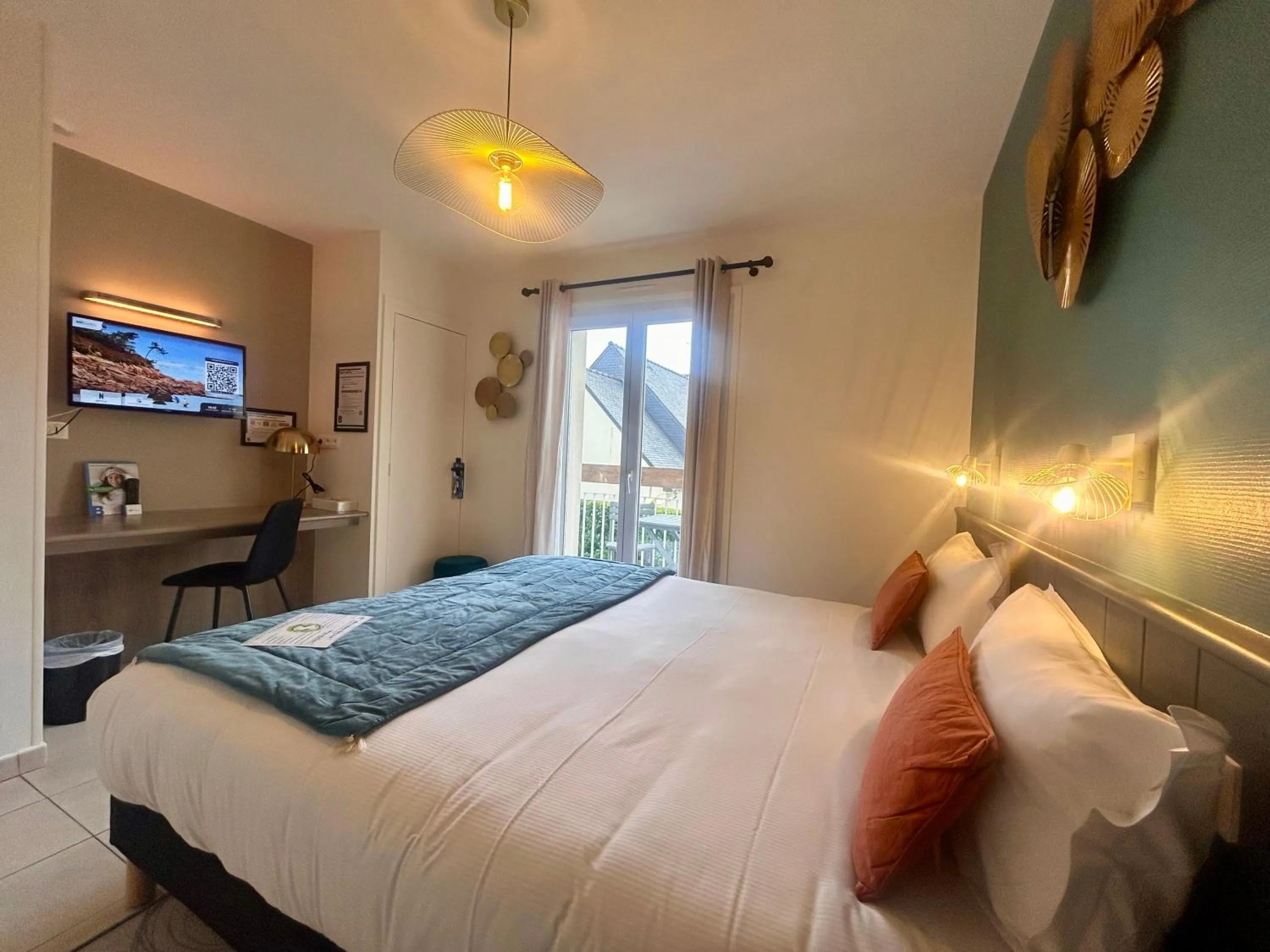 Bed in BRIT HOTEL Lannion Perros-Guirec