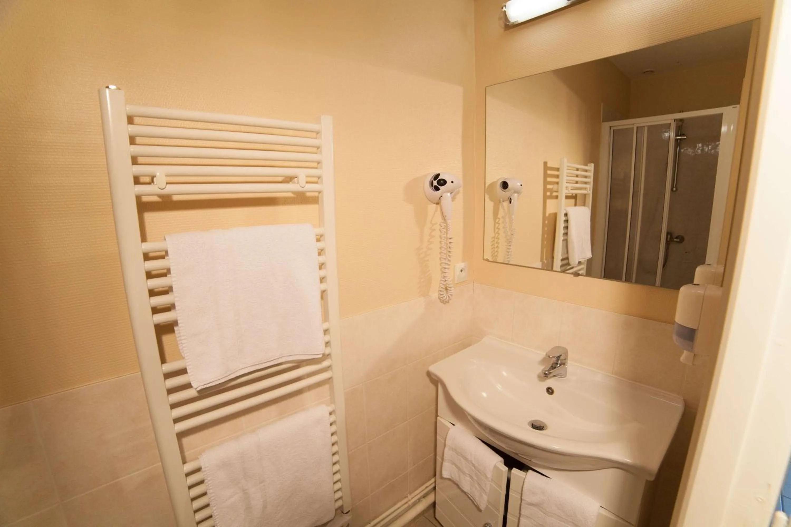 Bathroom in BRIT HOTEL Lannion-Perros Guirec