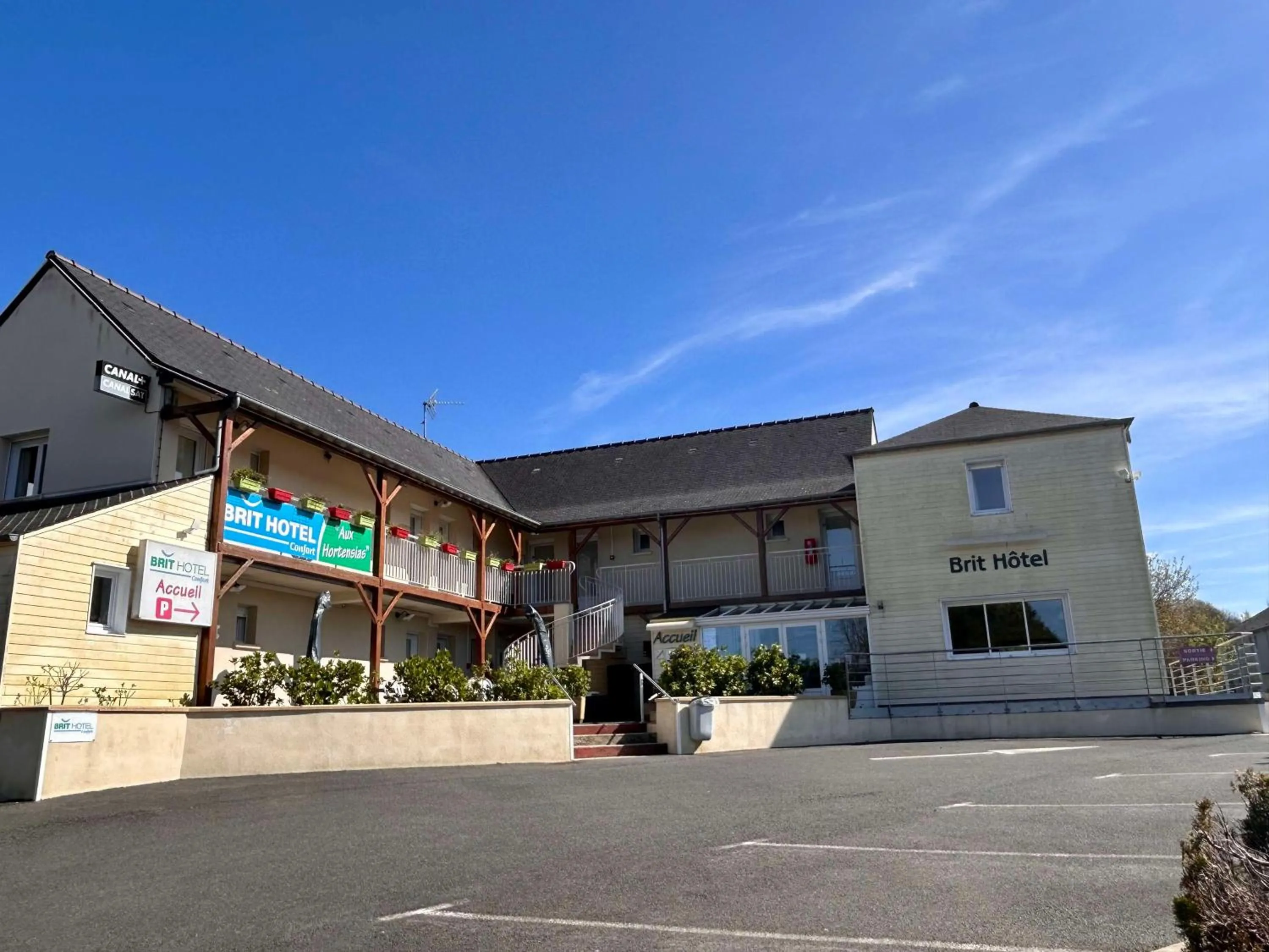 Property building in BRIT HOTEL Lannion-Perros Guirec