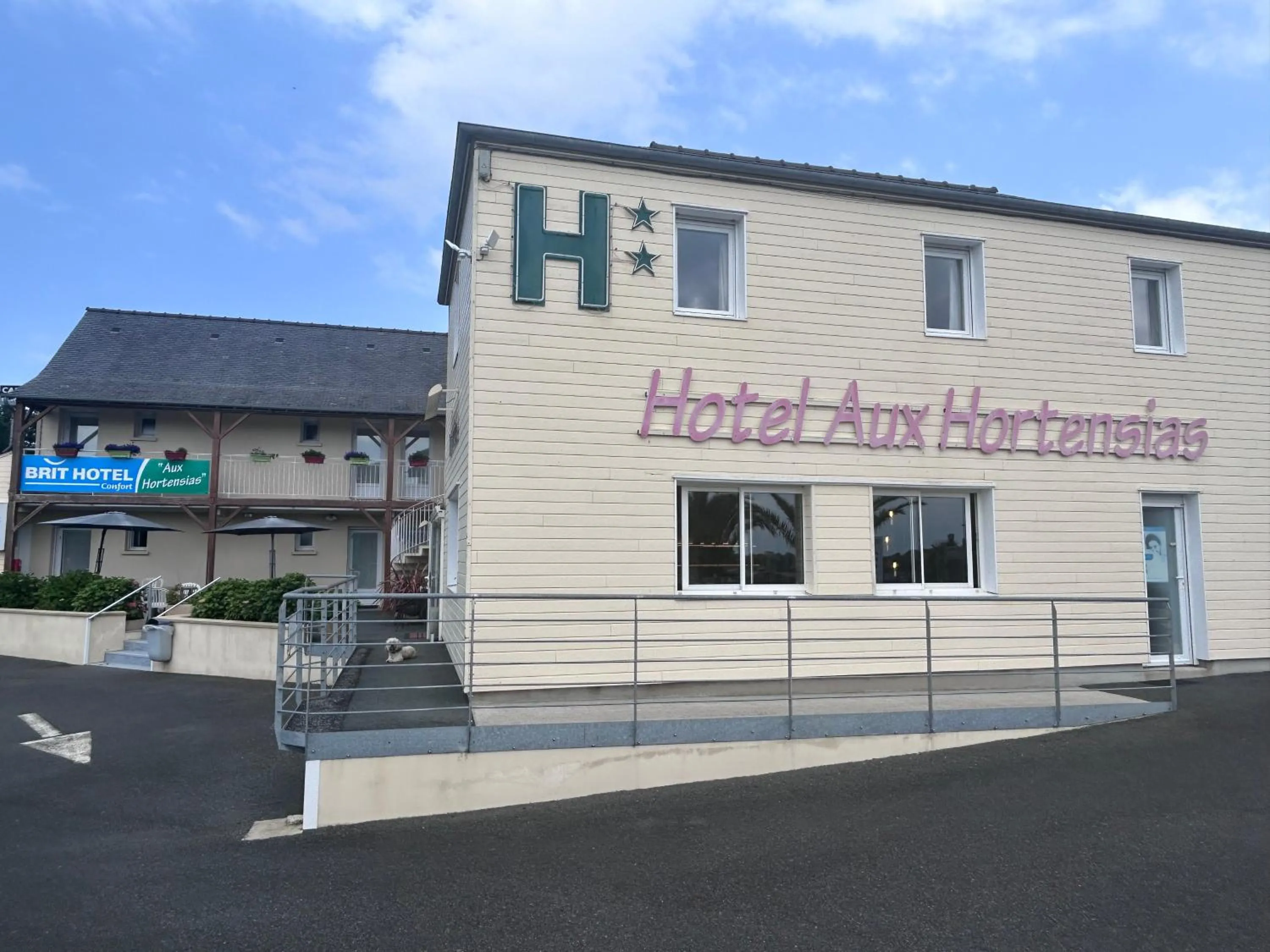 Property building in BRIT HOTEL Lannion-Perros Guirec