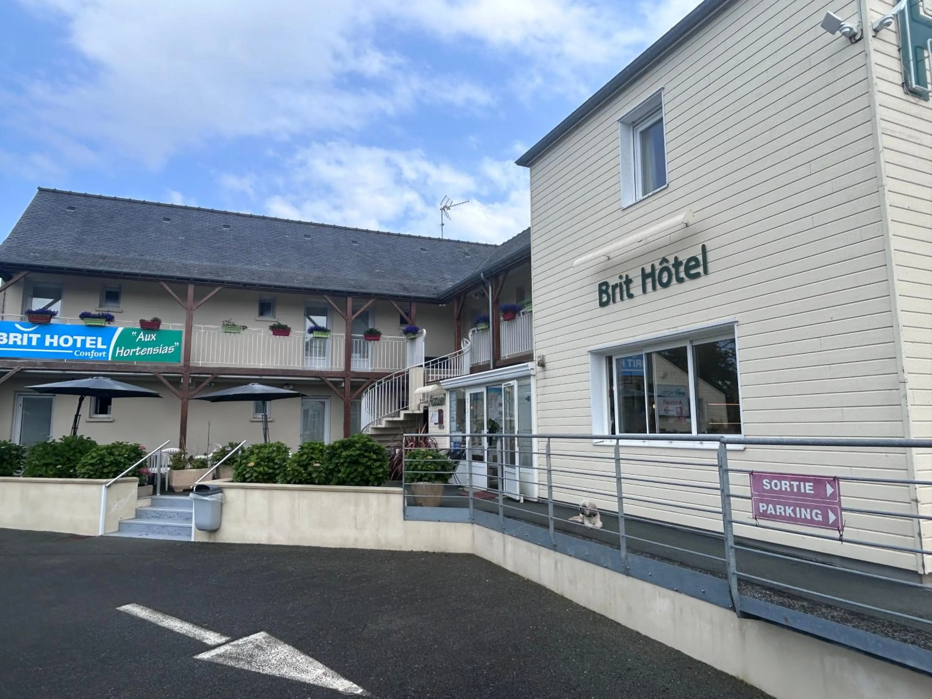 Property building in BRIT HOTEL Lannion-Perros Guirec