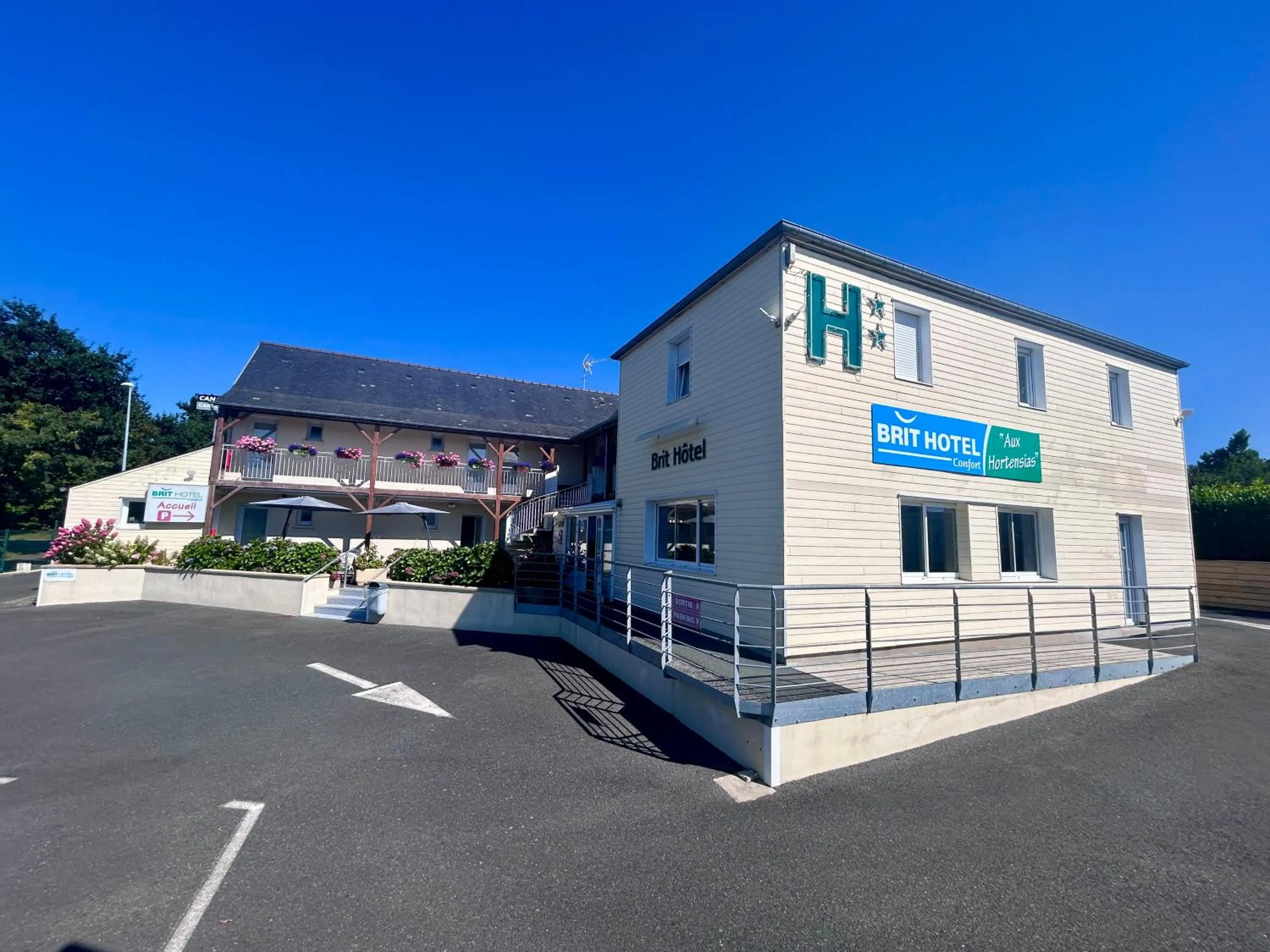 Property building in BRIT HOTEL Lannion-Perros Guirec