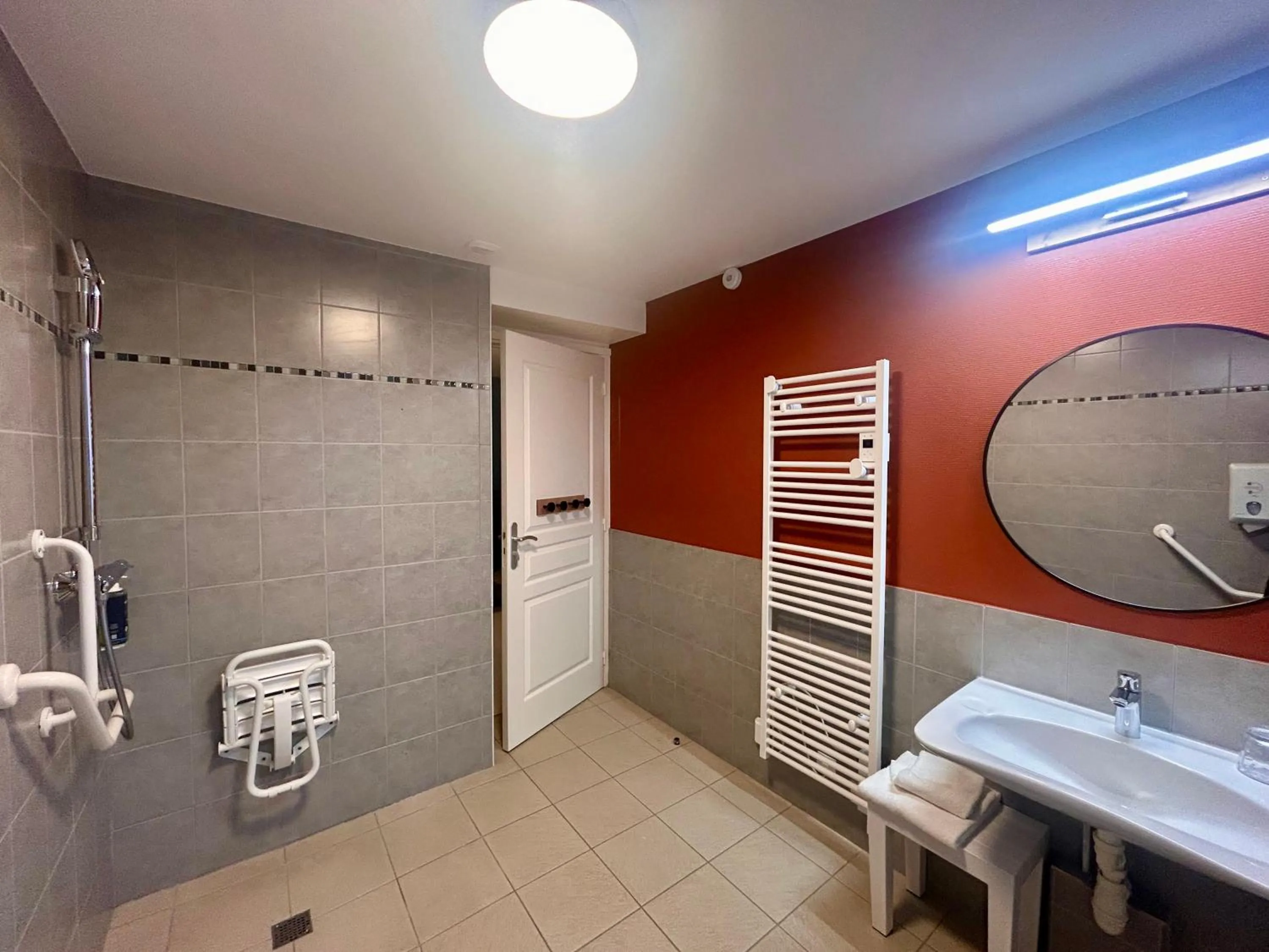 Shower in BRIT HOTEL Lannion Perros-Guirec