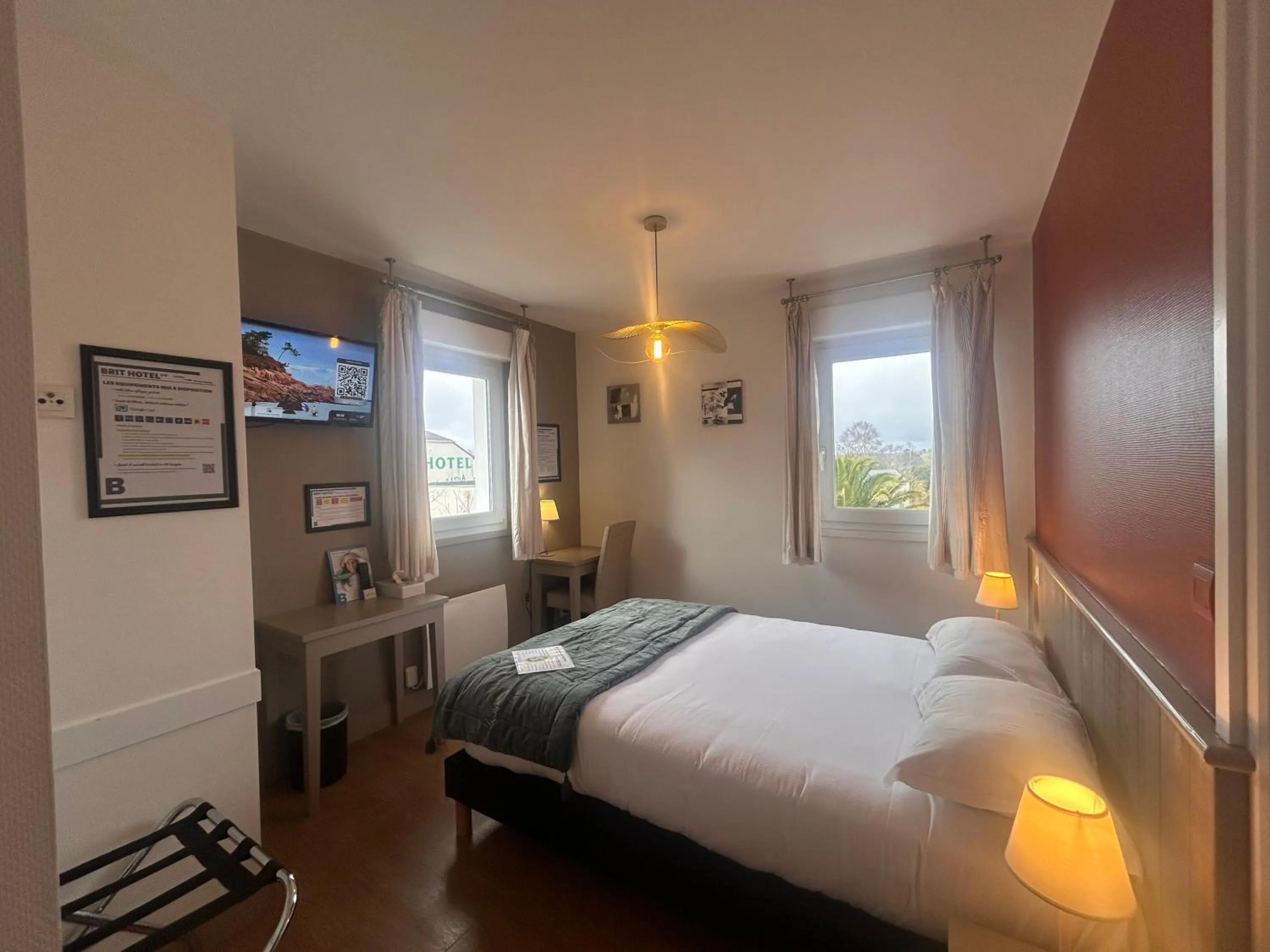 Bed in BRIT HOTEL Lannion Perros-Guirec