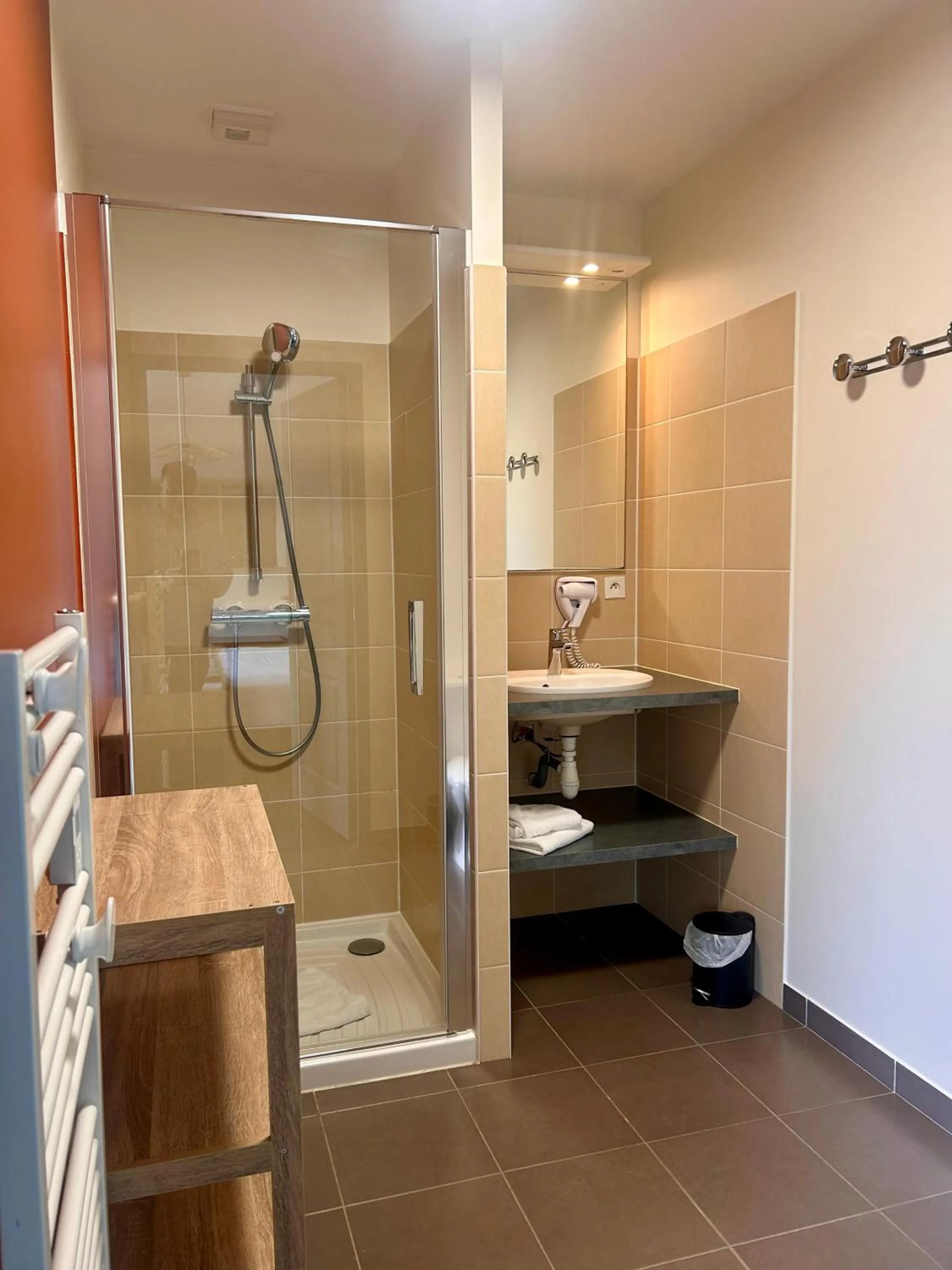 Bathroom in BRIT HOTEL Lannion Perros-Guirec