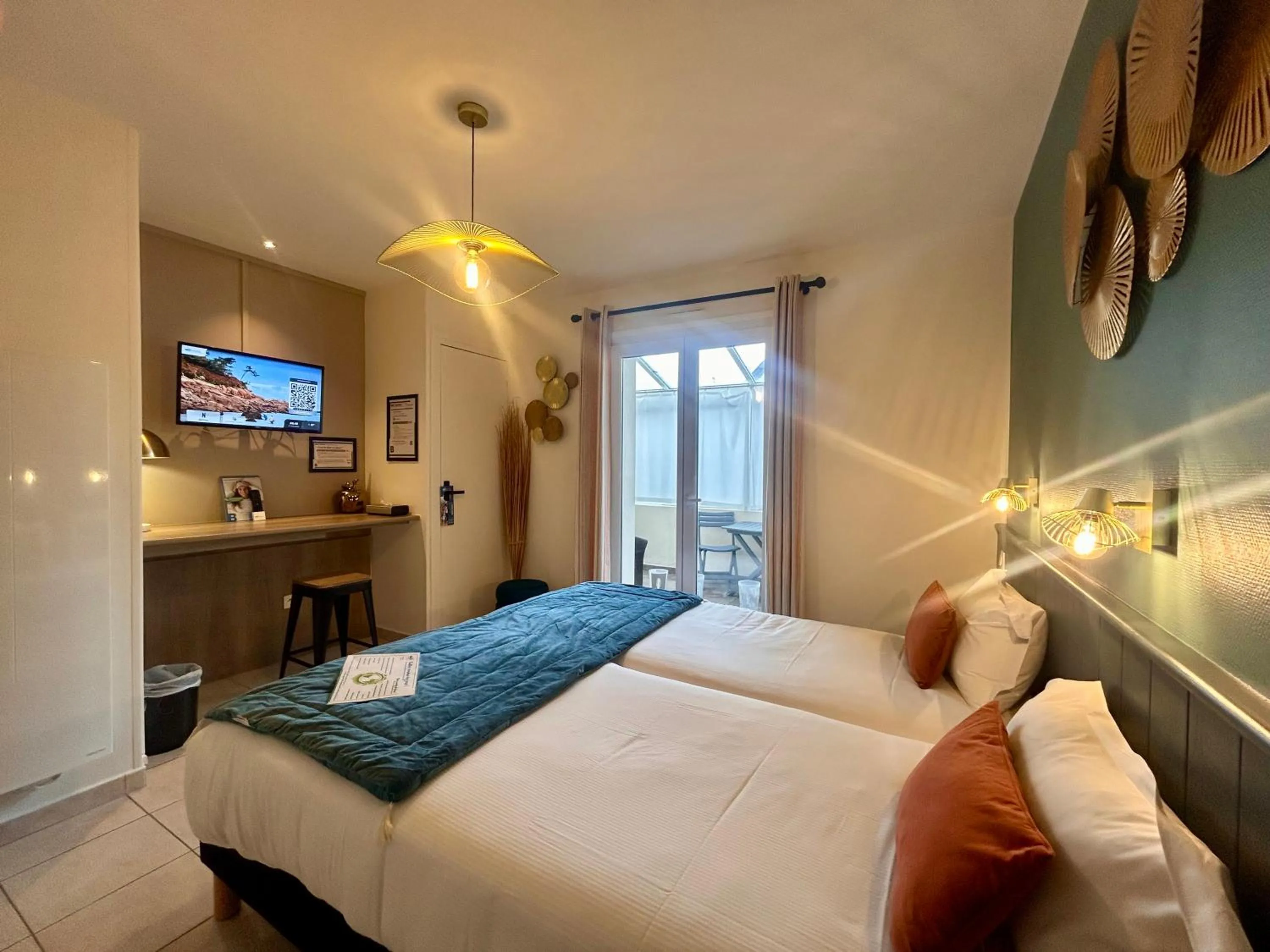 Bed in BRIT HOTEL Lannion Perros-Guirec