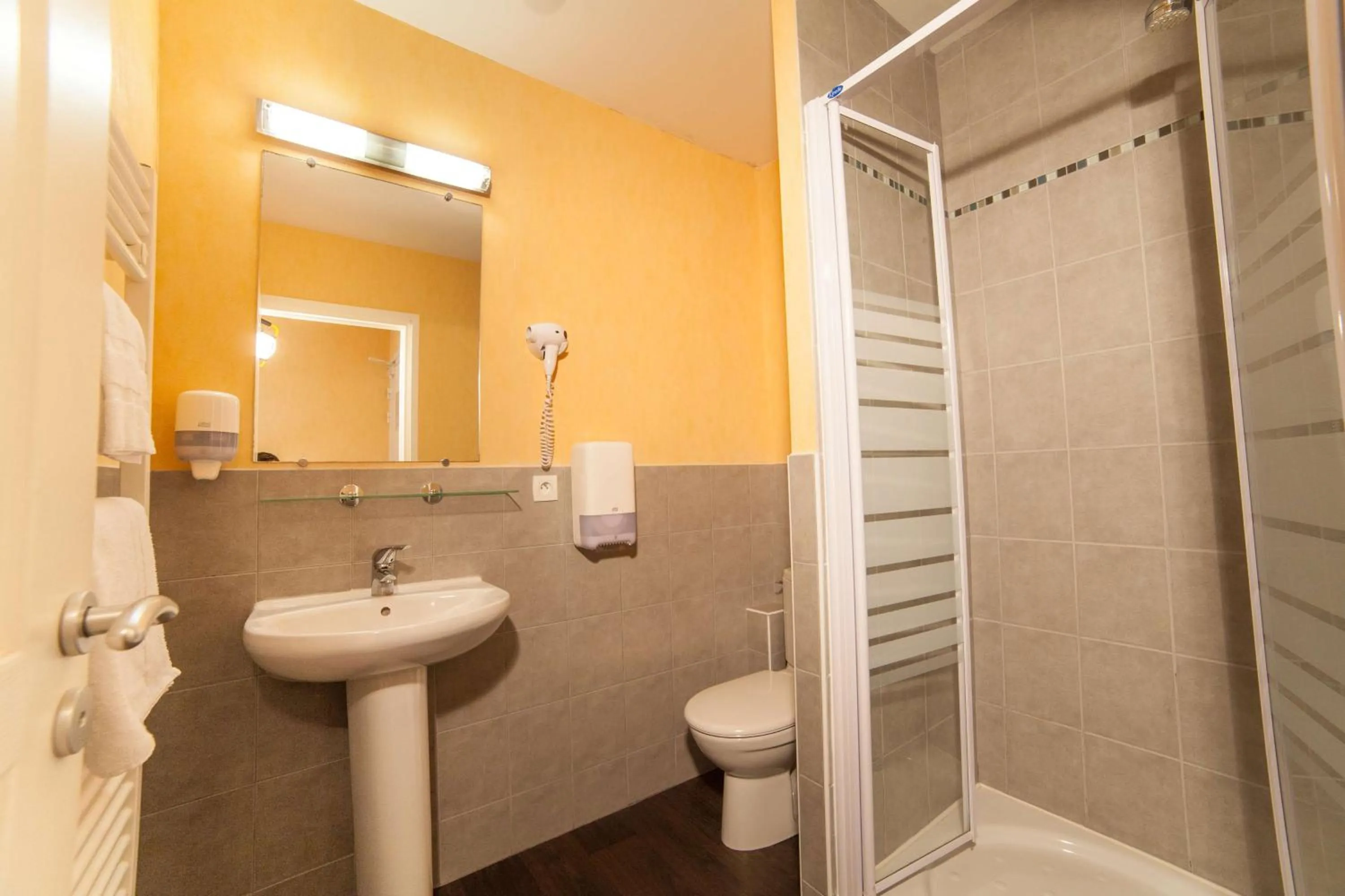 Bathroom in BRIT HOTEL Lannion-Perros Guirec