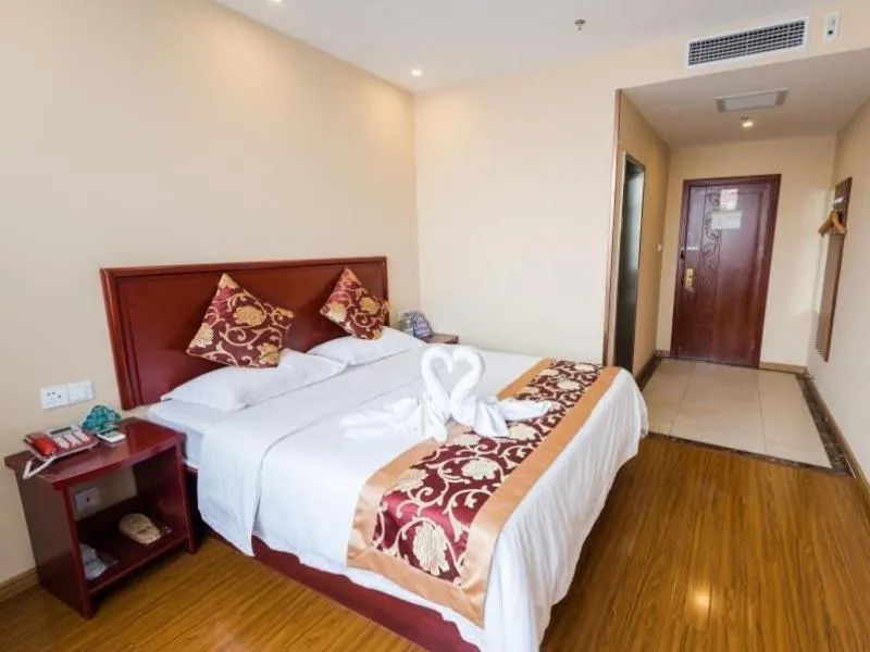 Bed in GreenTree Alliance SuZhou TaiCang City Taiping South Road Hotel
