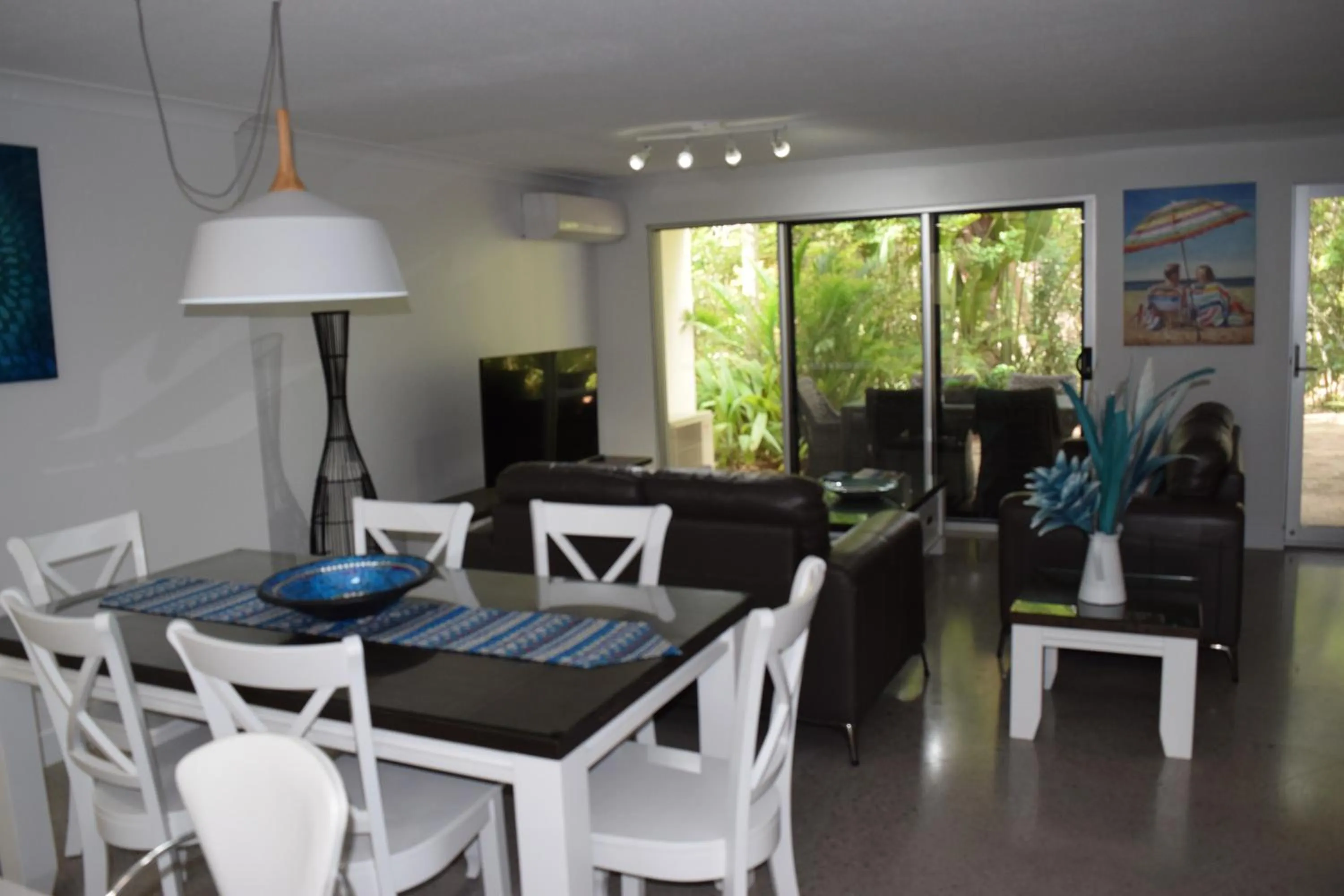 Dining area in Raintrees Moffat Beach