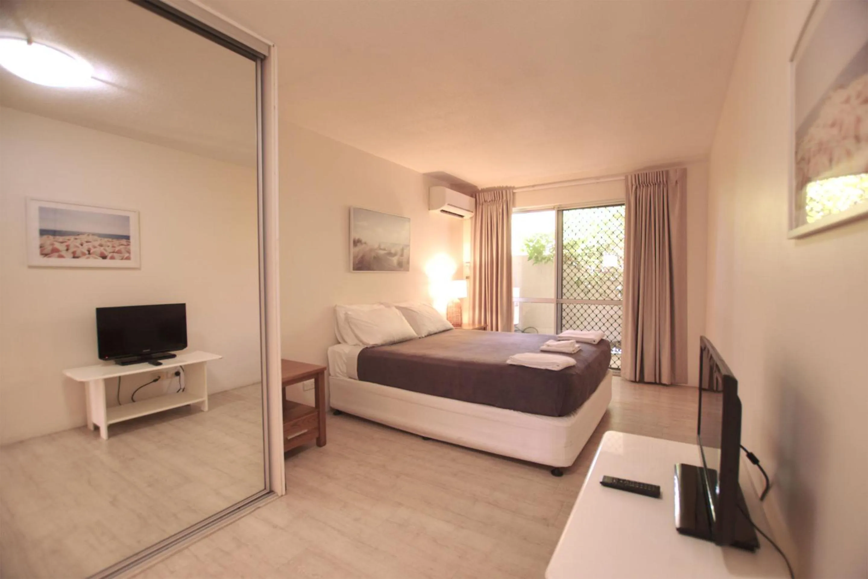 Bedroom, Bed in Raintrees Moffat Beach