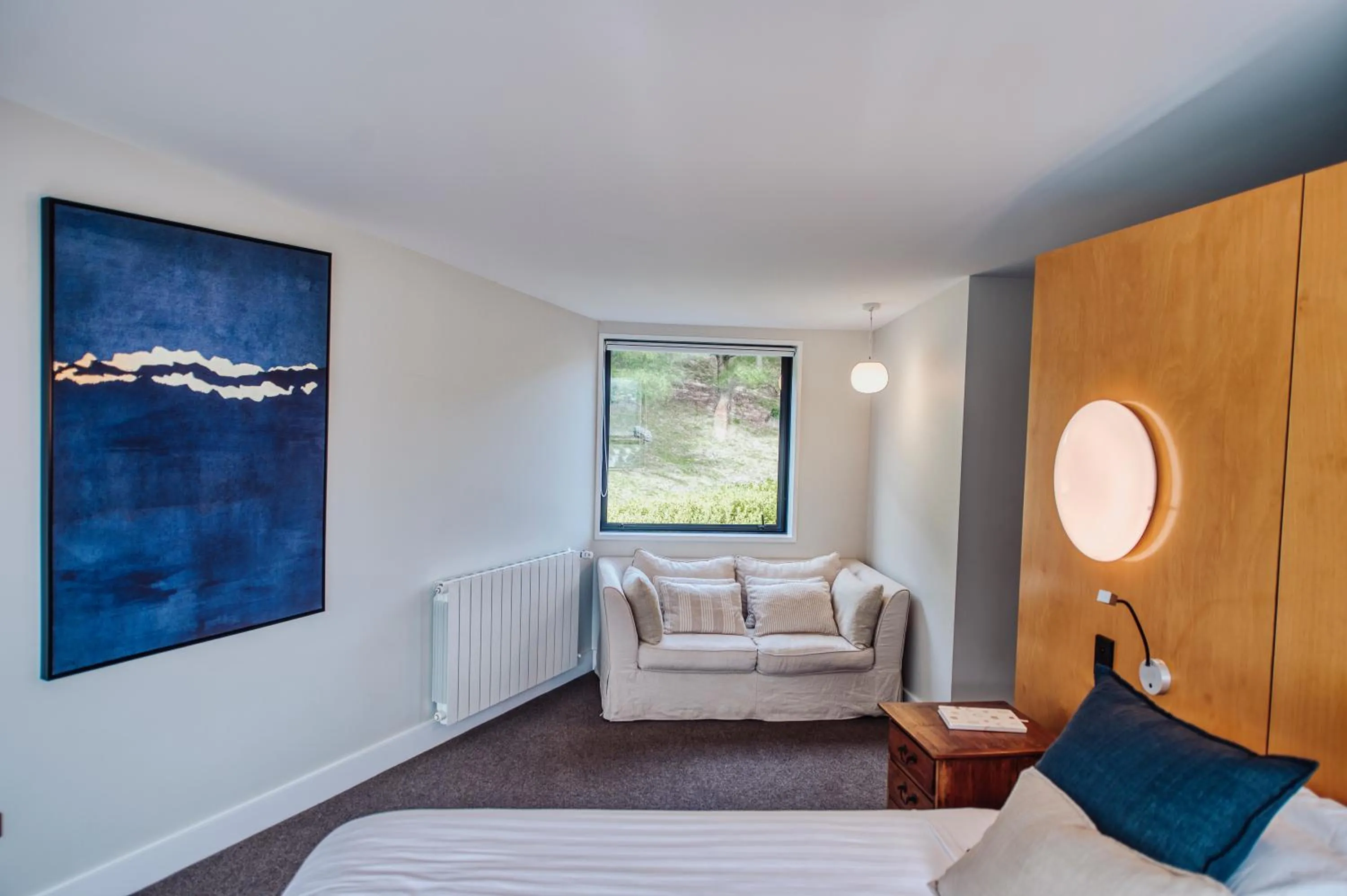 Bed in Award-Winning Modern Retreat with Hot Tub & Views