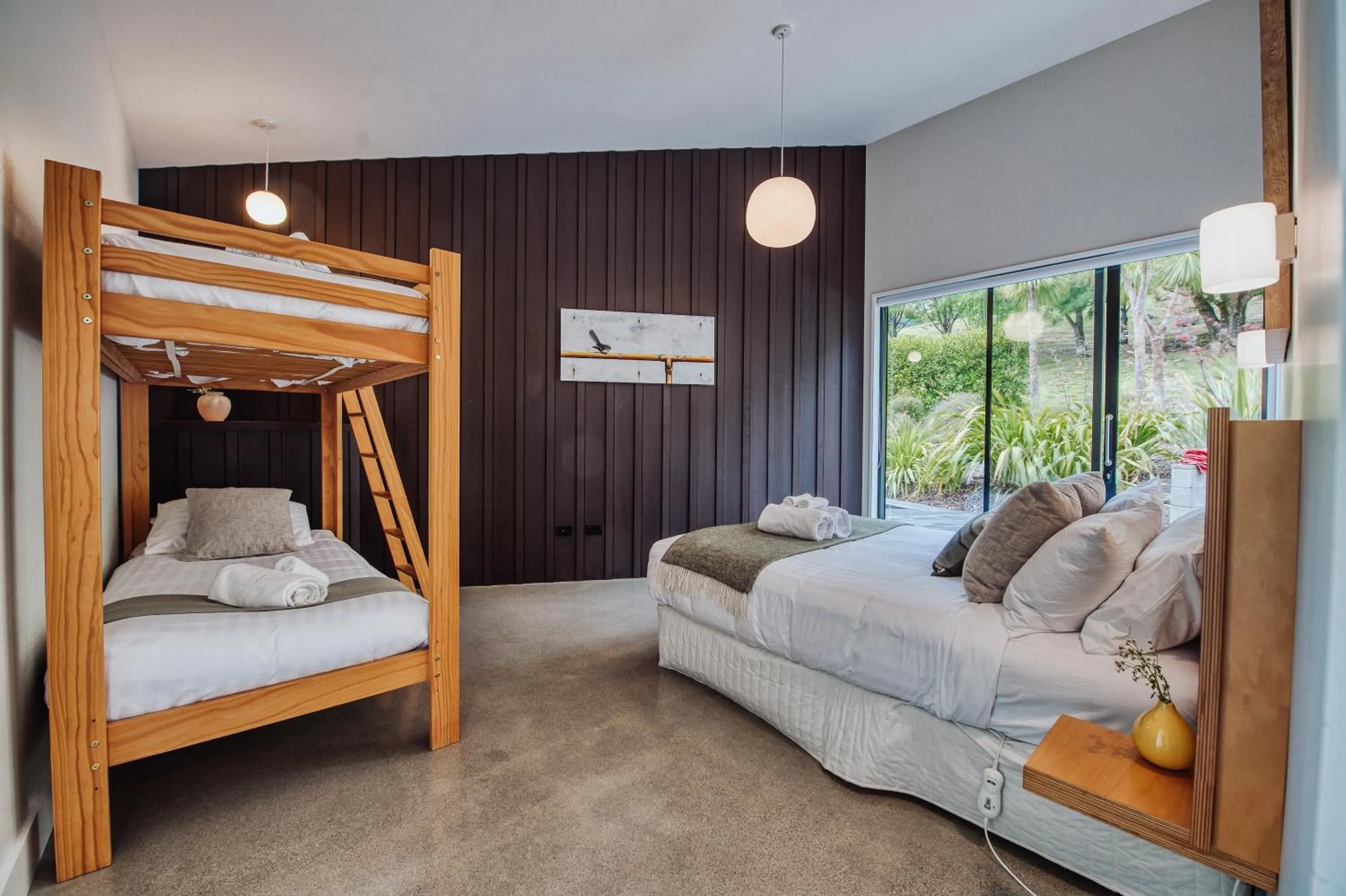 Bed in Award-Winning Modern Retreat with Hot Tub & Views