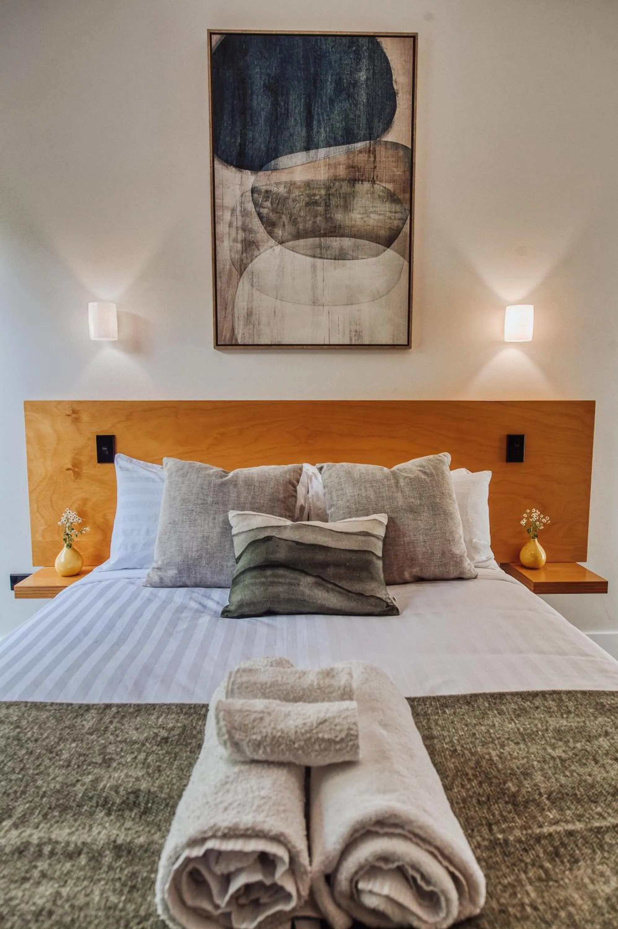 Bed in Award-Winning Modern Retreat with Hot Tub & Views