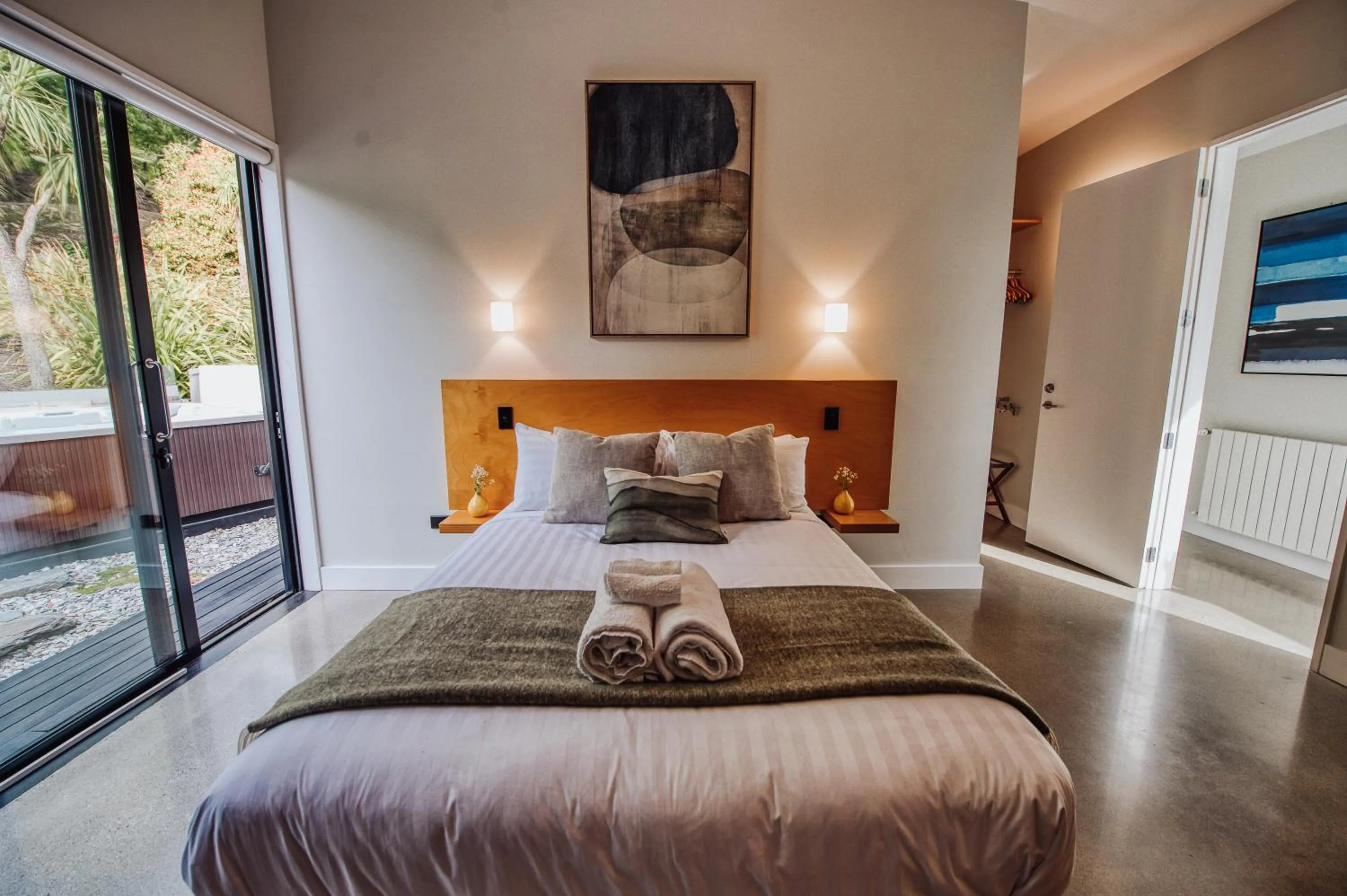 Bed in Award-Winning Modern Retreat with Hot Tub & Views