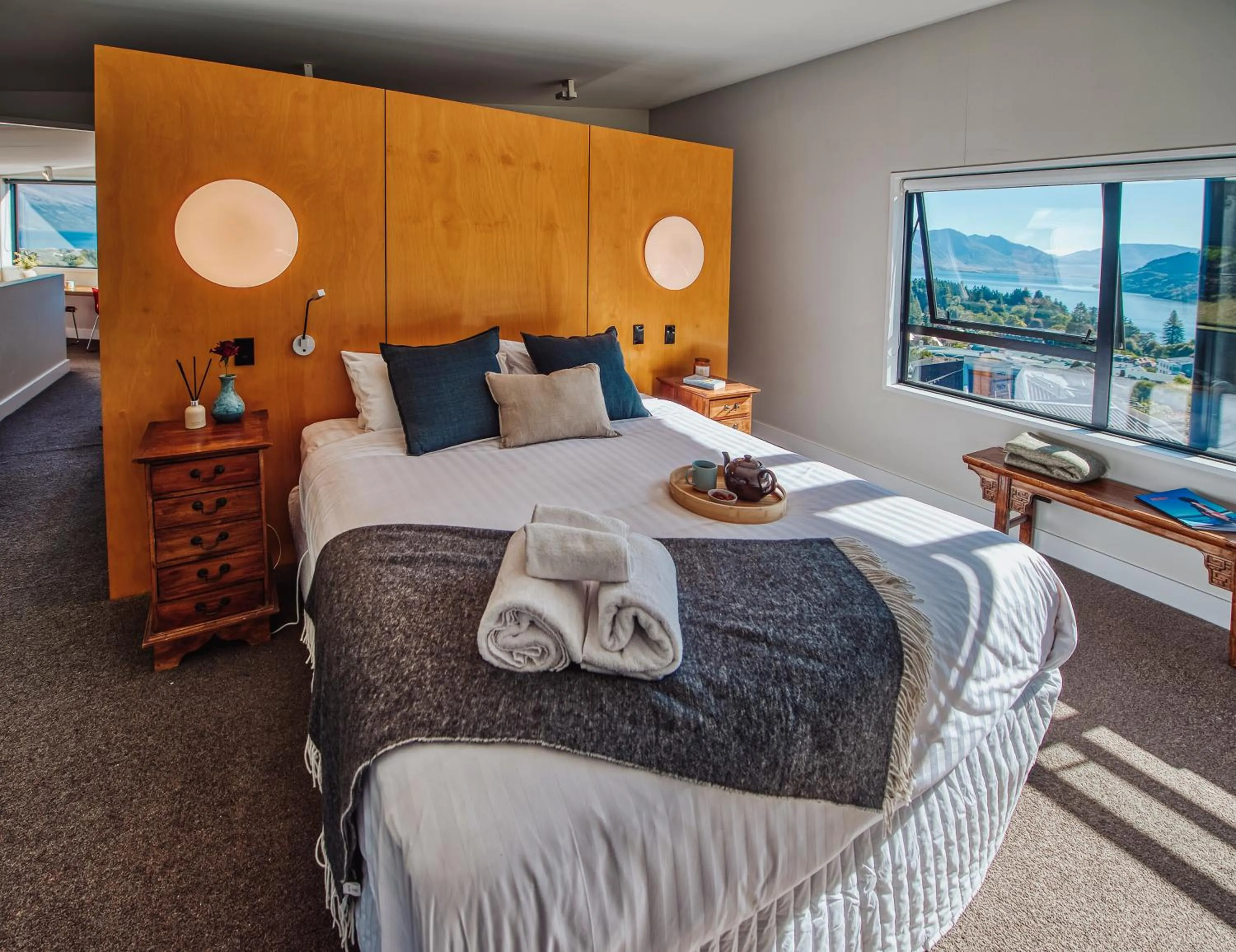 Bed in Award-Winning Modern Retreat with Hot Tub & Views