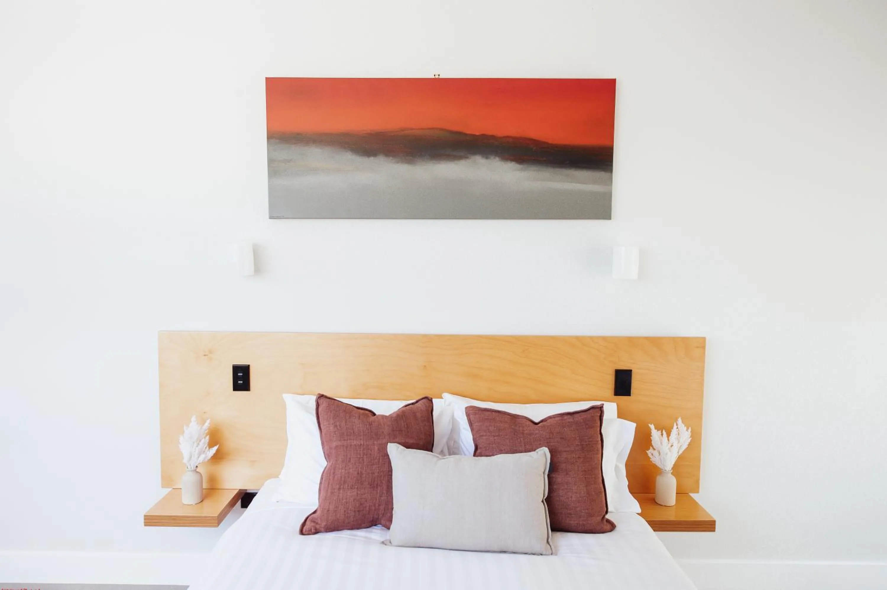Bed in Award-Winning Modern Retreat with Hot Tub & Views