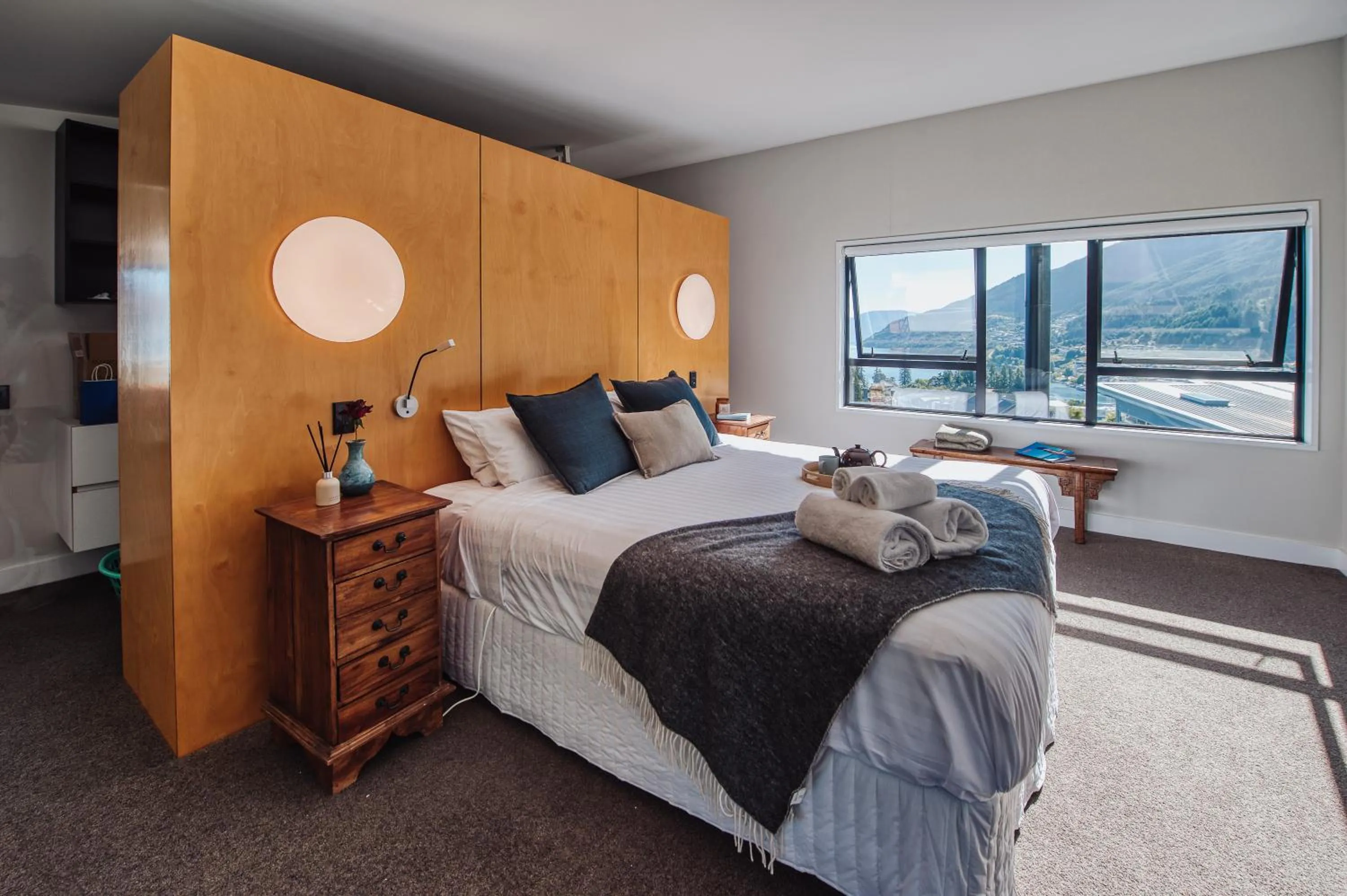 Bed in Award-Winning Modern Retreat with Hot Tub & Views