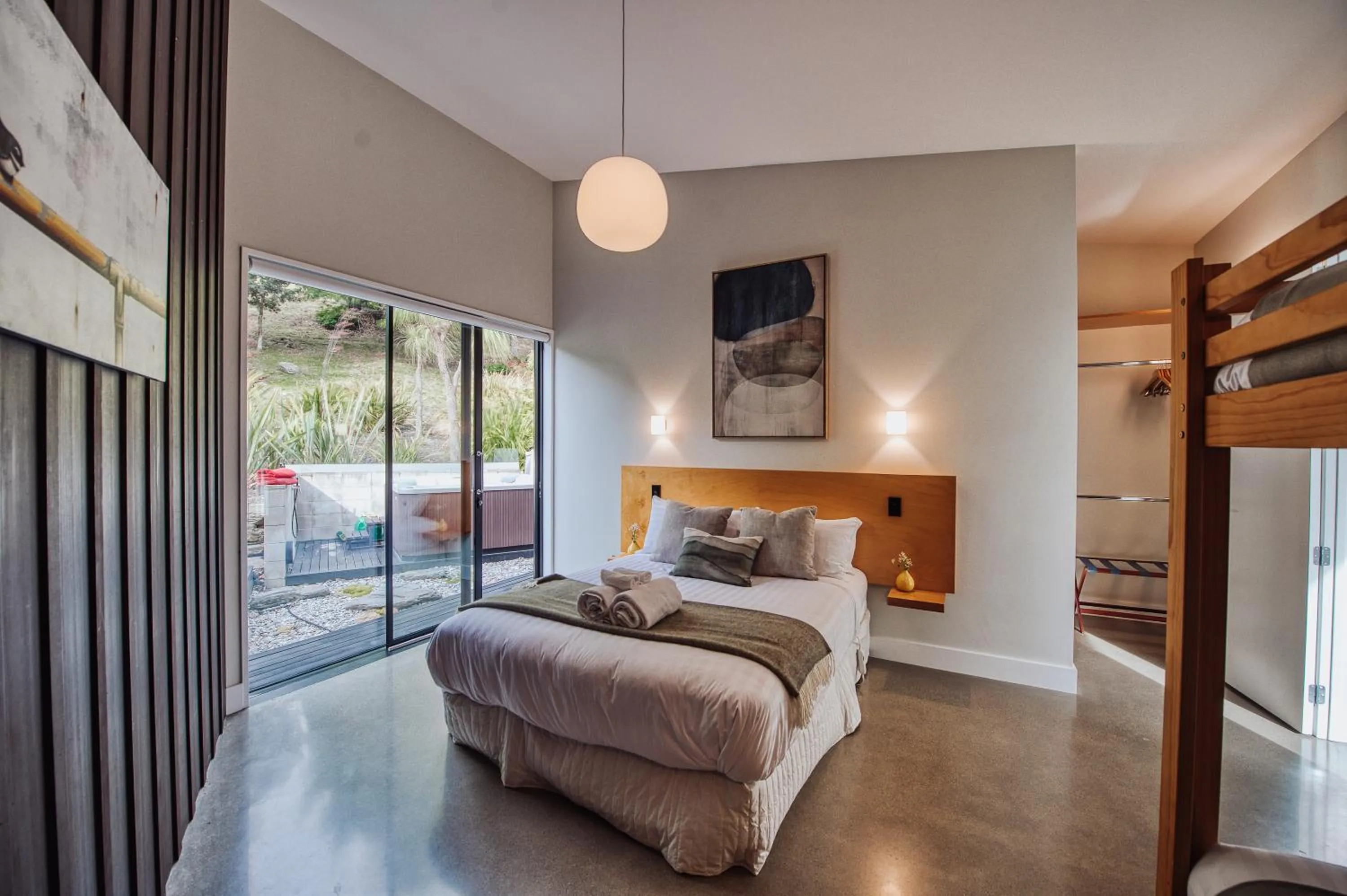Bed in Award-Winning Modern Retreat with Hot Tub & Views