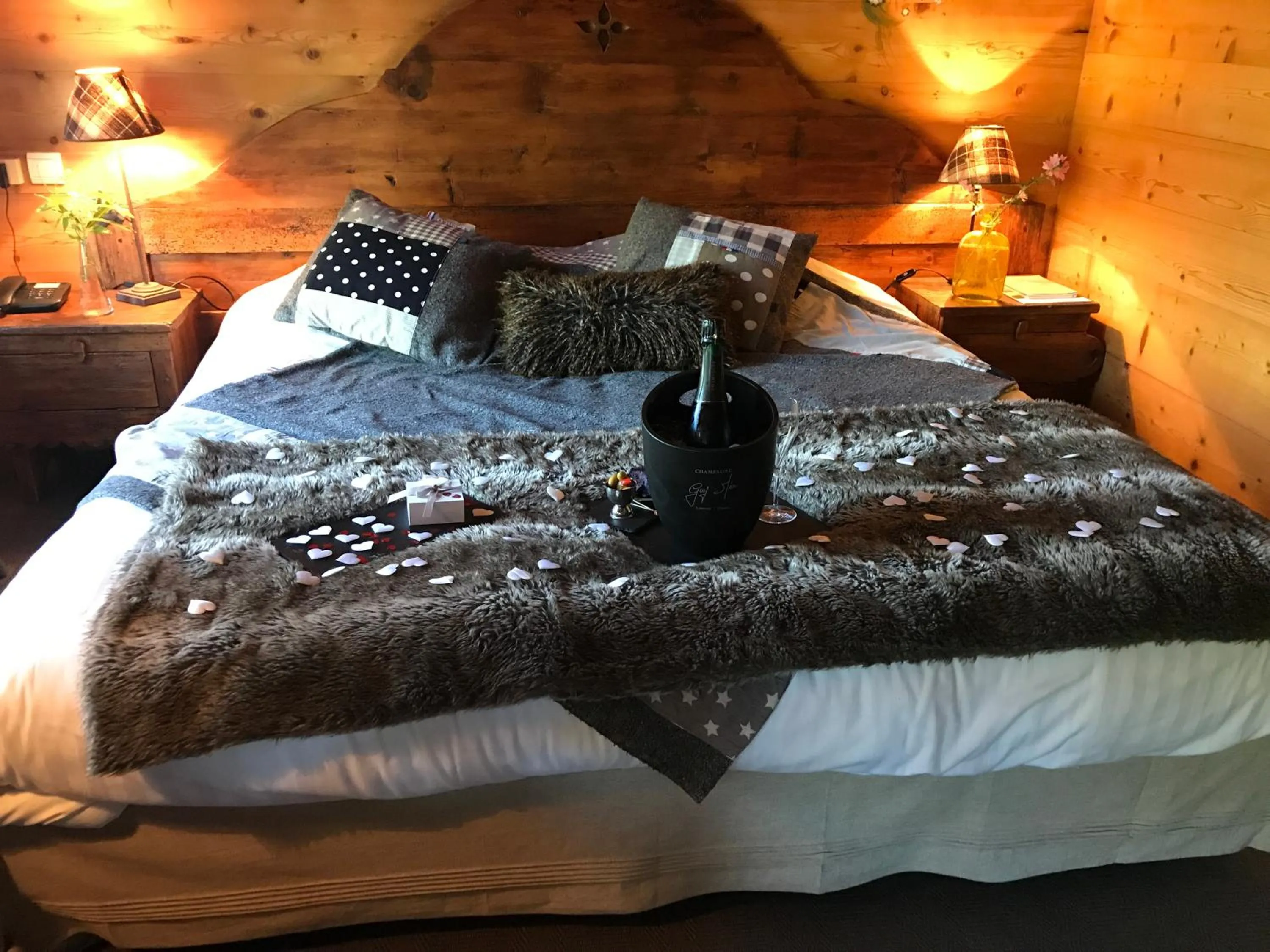 Seating area, Bed in Chalet-Hôtel & Spa Les Cimes