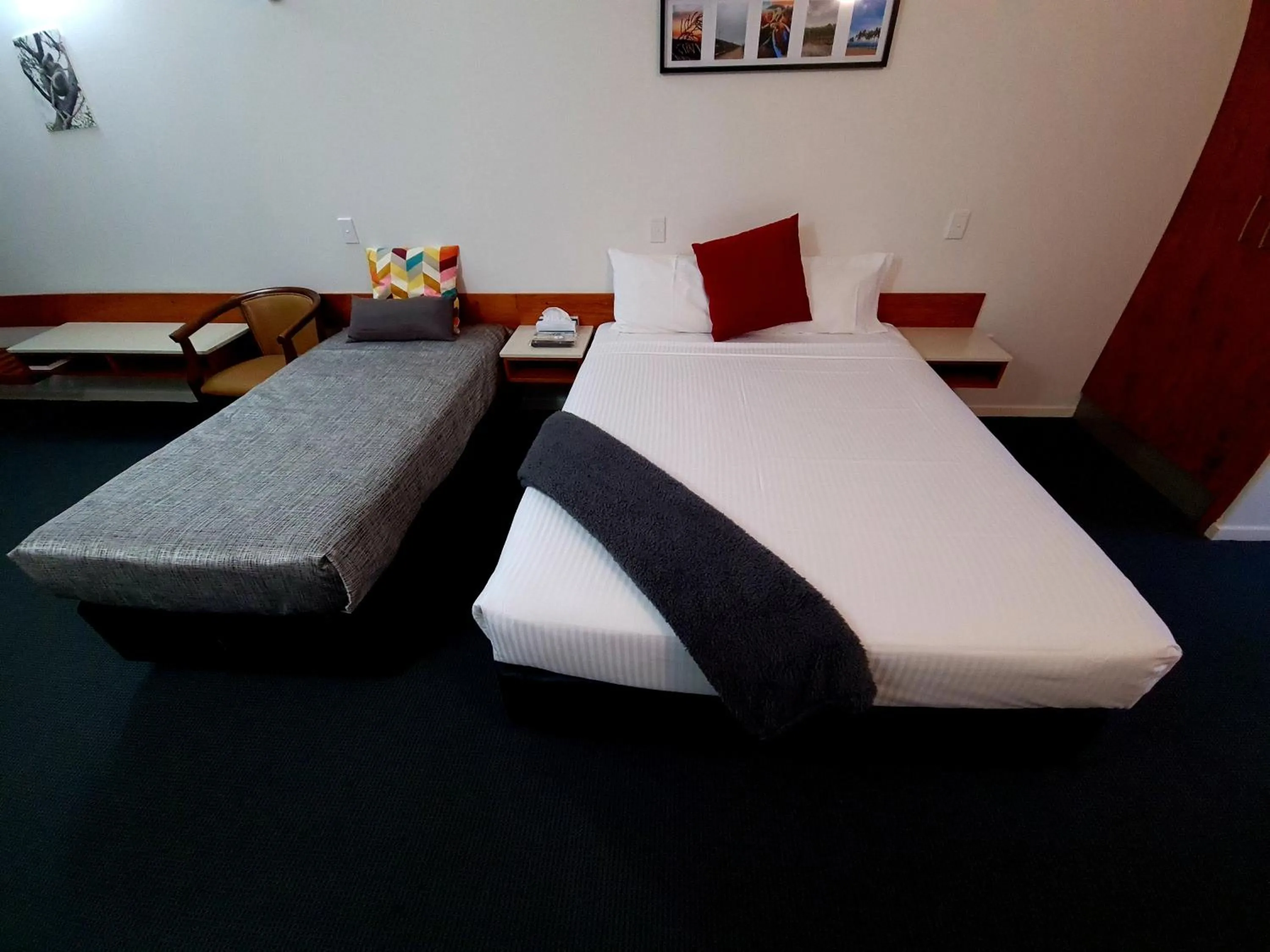 Bed in Ayr Traveller's Motel