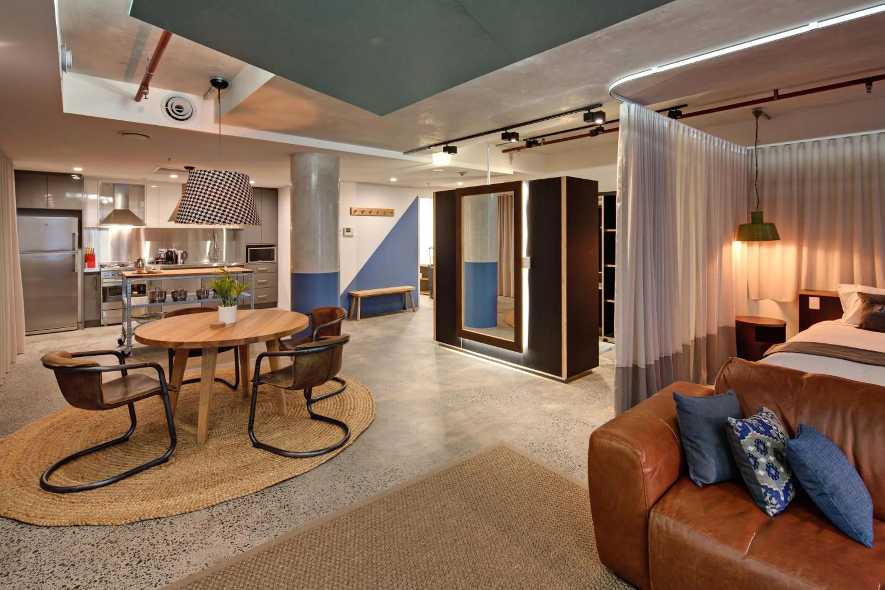 TV and multimedia, Bed in Zara Tower – Luxury Suites and Apartments